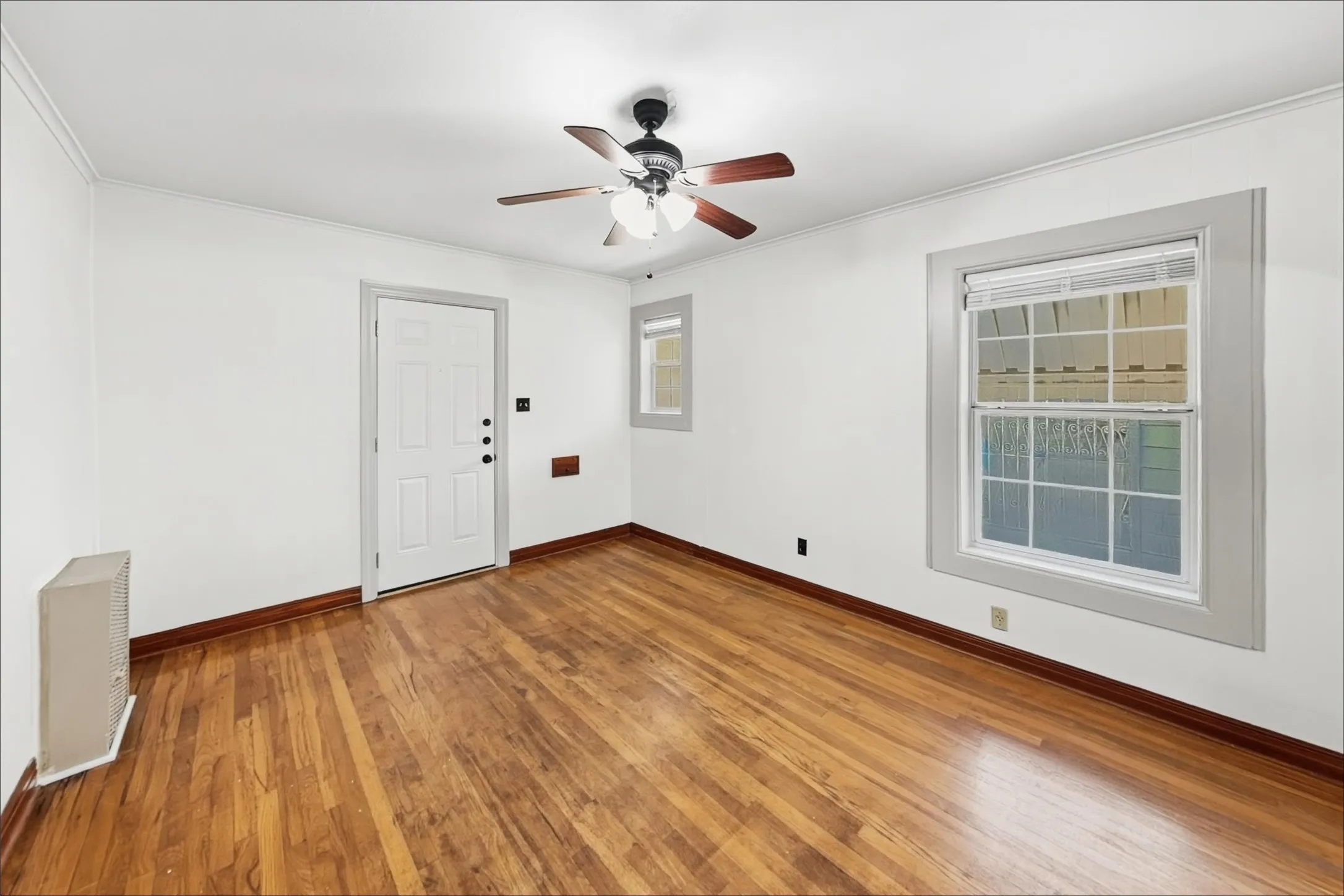 Single Family Residence For Rent in Tarrant County , 3624 Frazier Avenue, Fort Worth, Texas 76110, 2 Bedroom, 1 Bathroom, 1 Garage spaces, 796 Sqft, built in 1939, mls#21363357, Real Estate Agent in Fort Worth, Homes For Rent in Tarrant county, Homes For Rent in Fort Worth, Realtor in Fort Worth Texas, Real Estate Brokerage Independent Realty Texas, Luminita Cordes Realtor