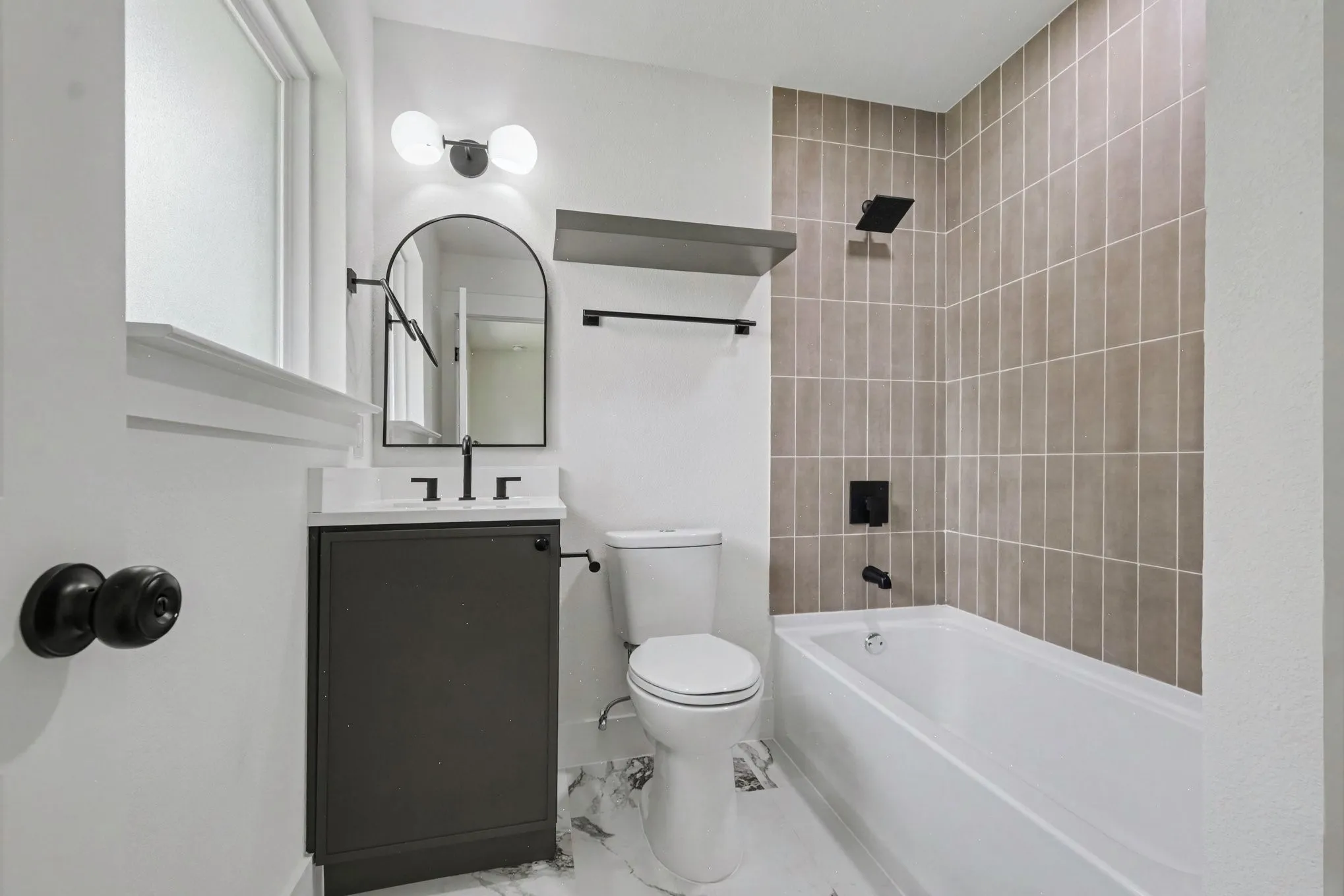 Ensuite full bathroom.
