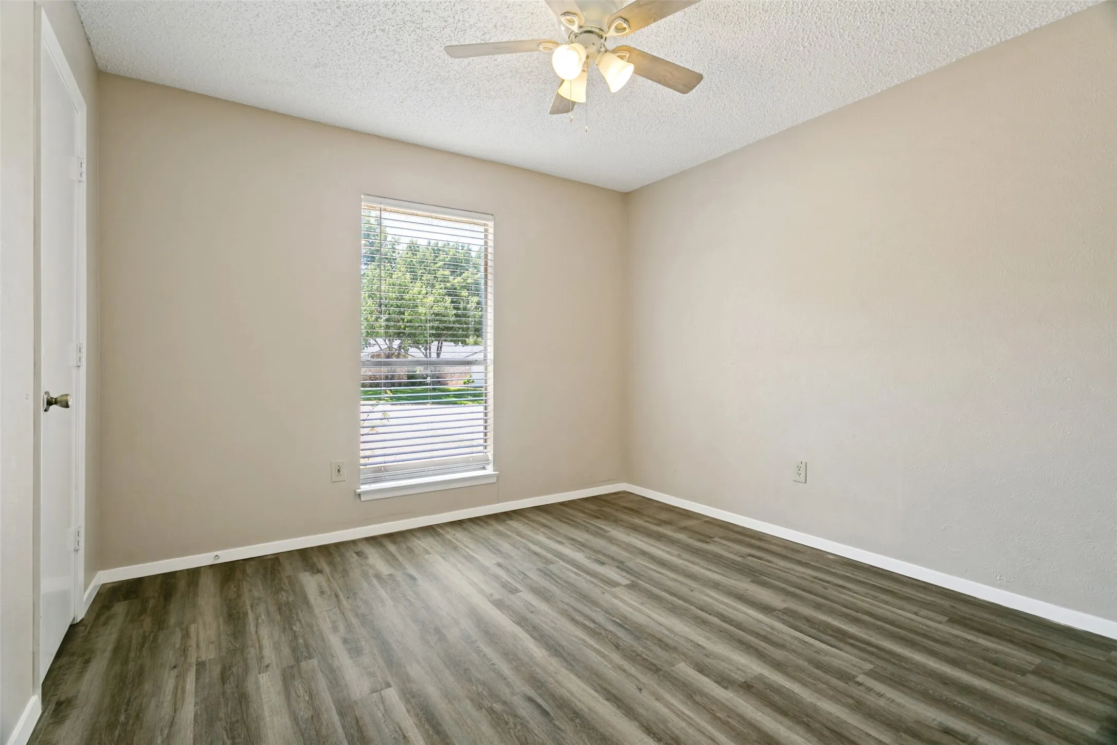 Single Family Residence For Sale in Tarrant County , 3008 Highgate Lane, Bedford, Texas 76021, 3 Bedroom, 2 Bathroom, 2 Garage spaces, 1,602 Sqft, built in 1978, mls#21363273, Real Estate Agent in Bedford, Homes For Sale in Tarrant county, Homes For Sale in Bedford, Realtor in Bedford Texas, Real Estate Brokerage Independent Realty Texas, Luminita Cordes Realtor