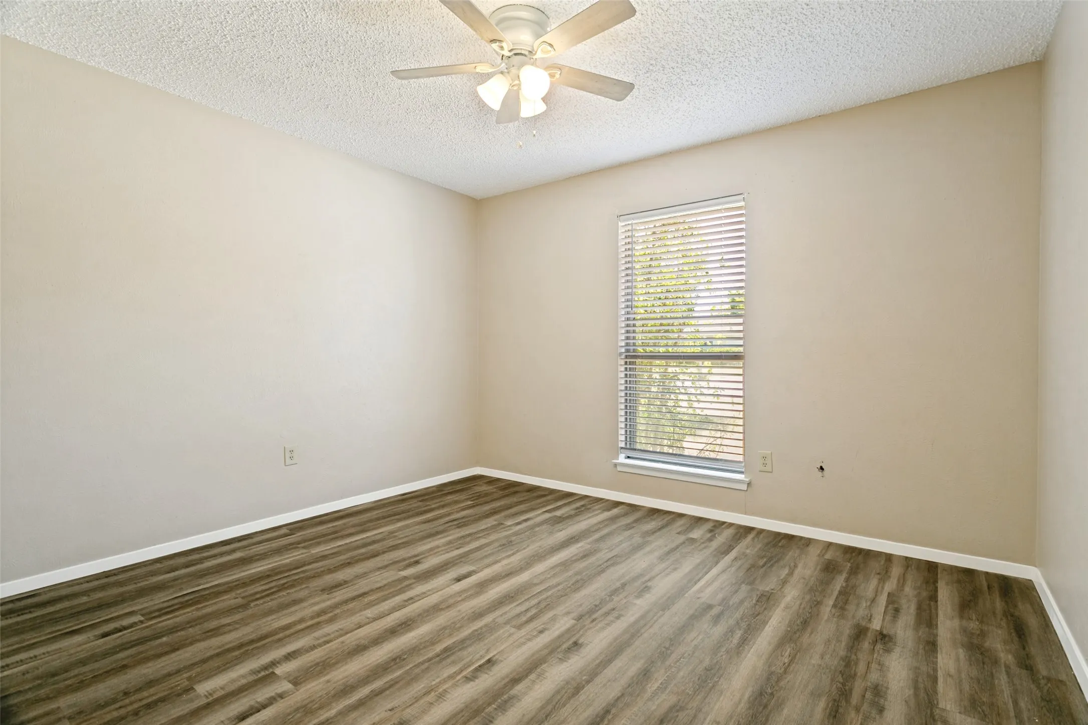 Single Family Residence For Sale in Tarrant County , 3008 Highgate Lane, Bedford, Texas 76021, 3 Bedroom, 2 Bathroom, 2 Garage spaces, 1,602 Sqft, built in 1978, mls#21363273, Real Estate Agent in Bedford, Homes For Sale in Tarrant county, Homes For Sale in Bedford, Realtor in Bedford Texas, Real Estate Brokerage Independent Realty Texas, Luminita Cordes Realtor