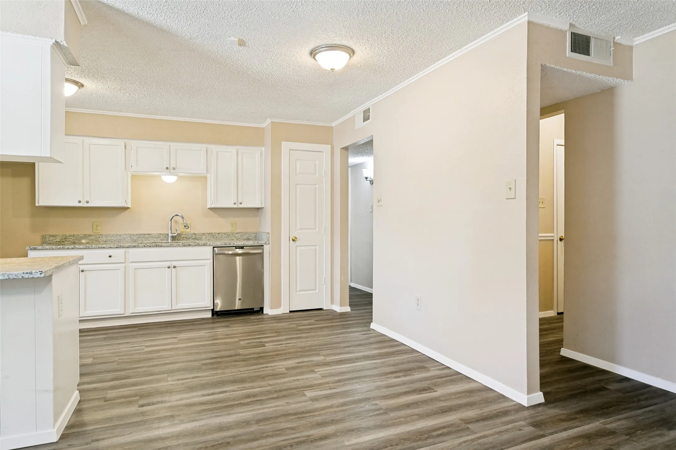 Single Family Residence For Sale in Tarrant County , 3008 Highgate Lane, Bedford, Texas 76021, 3 Bedroom, 2 Bathroom, 2 Garage spaces, 1,602 Sqft, built in 1978, mls#21363273, Real Estate Agent in Bedford, Homes For Sale in Tarrant county, Homes For Sale in Bedford, Realtor in Bedford Texas, Real Estate Brokerage Independent Realty Texas, Luminita Cordes Realtor