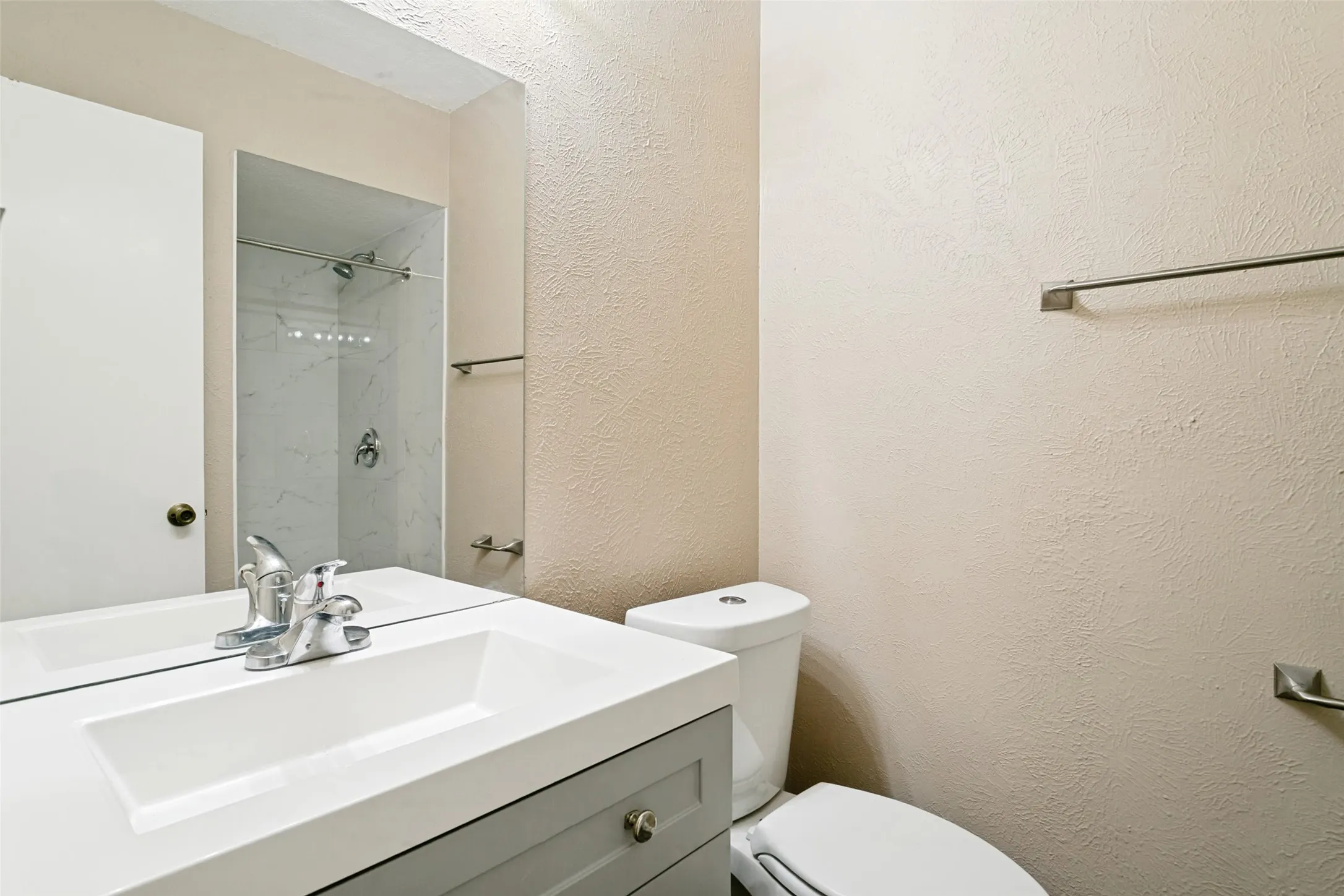 Single Family Residence For Sale in Tarrant County , 3008 Highgate Lane, Bedford, Texas 76021, 3 Bedroom, 2 Bathroom, 2 Garage spaces, 1,602 Sqft, built in 1978, mls#21363273, Real Estate Agent in Bedford, Homes For Sale in Tarrant county, Homes For Sale in Bedford, Realtor in Bedford Texas, Real Estate Brokerage Independent Realty Texas, Luminita Cordes Realtor
