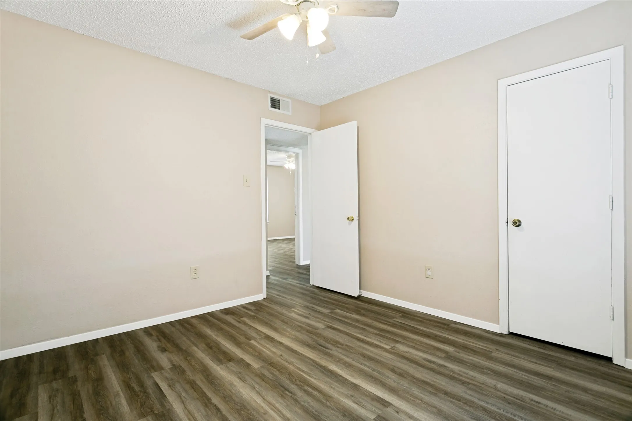 Single Family Residence For Sale in Tarrant County , 3008 Highgate Lane, Bedford, Texas 76021, 3 Bedroom, 2 Bathroom, 2 Garage spaces, 1,602 Sqft, built in 1978, mls#21363273, Real Estate Agent in Bedford, Homes For Sale in Tarrant county, Homes For Sale in Bedford, Realtor in Bedford Texas, Real Estate Brokerage Independent Realty Texas, Luminita Cordes Realtor