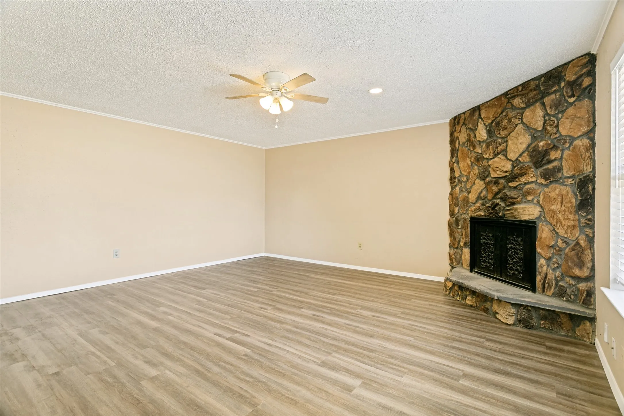 Single Family Residence For Sale in Tarrant County , 3008 Highgate Lane, Bedford, Texas 76021, 3 Bedroom, 2 Bathroom, 2 Garage spaces, 1,602 Sqft, built in 1978, mls#21363273, Real Estate Agent in Bedford, Homes For Sale in Tarrant county, Homes For Sale in Bedford, Realtor in Bedford Texas, Real Estate Brokerage Independent Realty Texas, Luminita Cordes Realtor