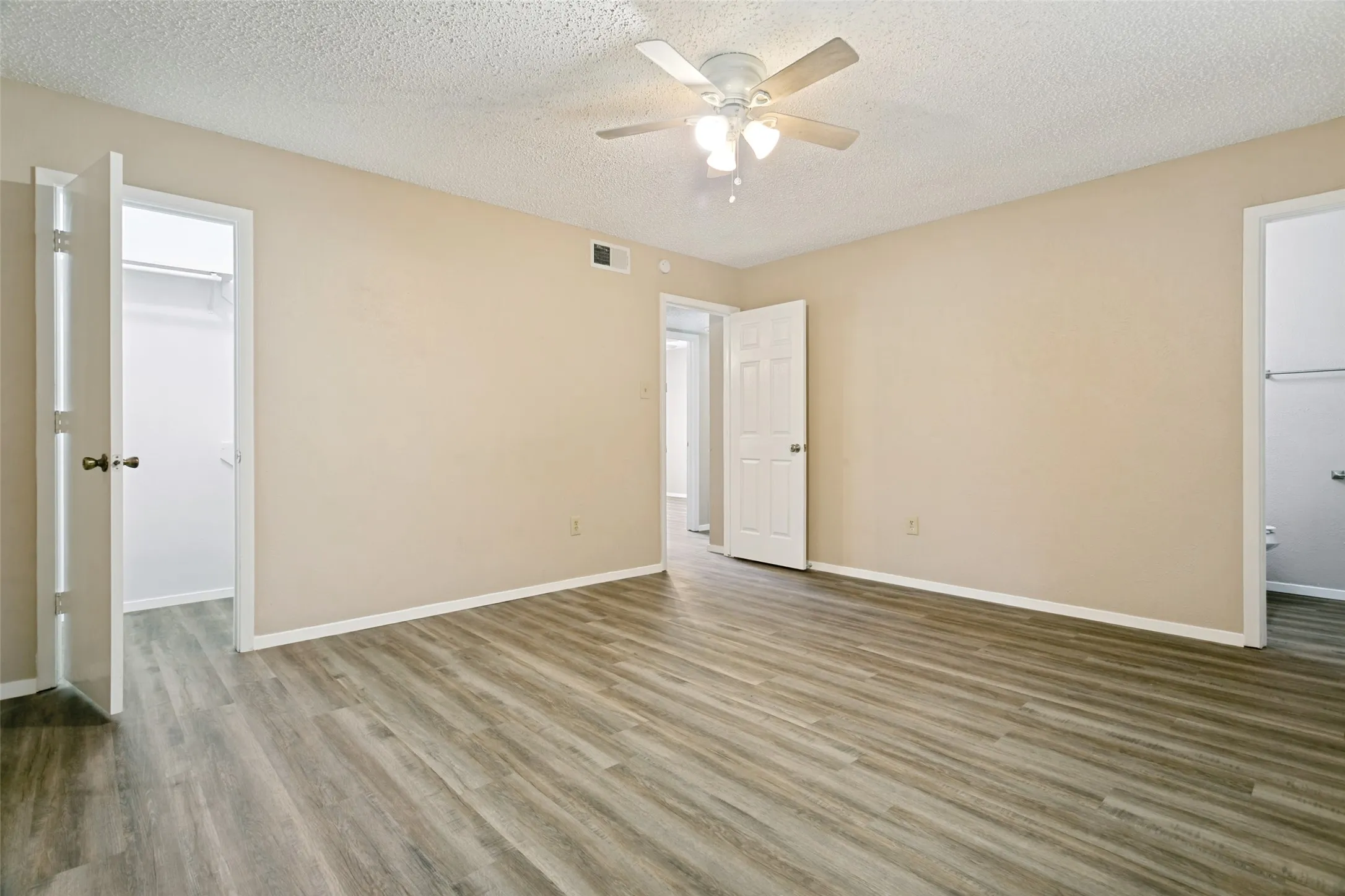 Single Family Residence For Sale in Tarrant County , 3008 Highgate Lane, Bedford, Texas 76021, 3 Bedroom, 2 Bathroom, 2 Garage spaces, 1,602 Sqft, built in 1978, mls#21363273, Real Estate Agent in Bedford, Homes For Sale in Tarrant county, Homes For Sale in Bedford, Realtor in Bedford Texas, Real Estate Brokerage Independent Realty Texas, Luminita Cordes Realtor