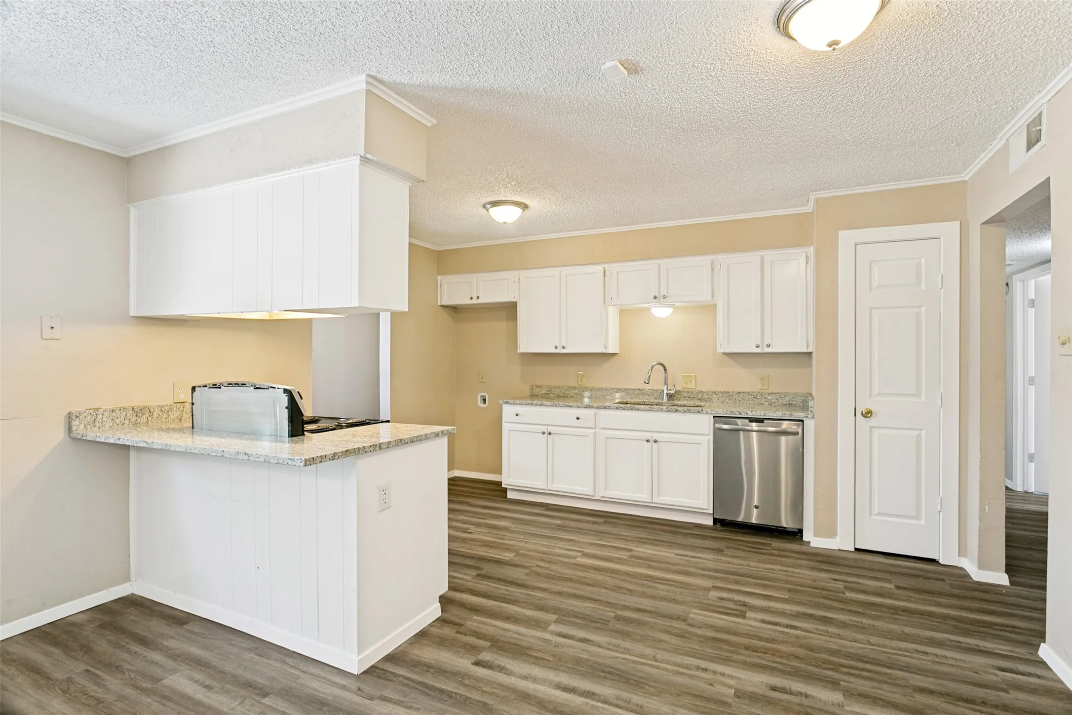 Single Family Residence For Sale in Tarrant County , 3008 Highgate Lane, Bedford, Texas 76021, 3 Bedroom, 2 Bathroom, 2 Garage spaces, 1,602 Sqft, built in 1978, mls#21363273, Real Estate Agent in Bedford, Homes For Sale in Tarrant county, Homes For Sale in Bedford, Realtor in Bedford Texas, Real Estate Brokerage Independent Realty Texas, Luminita Cordes Realtor