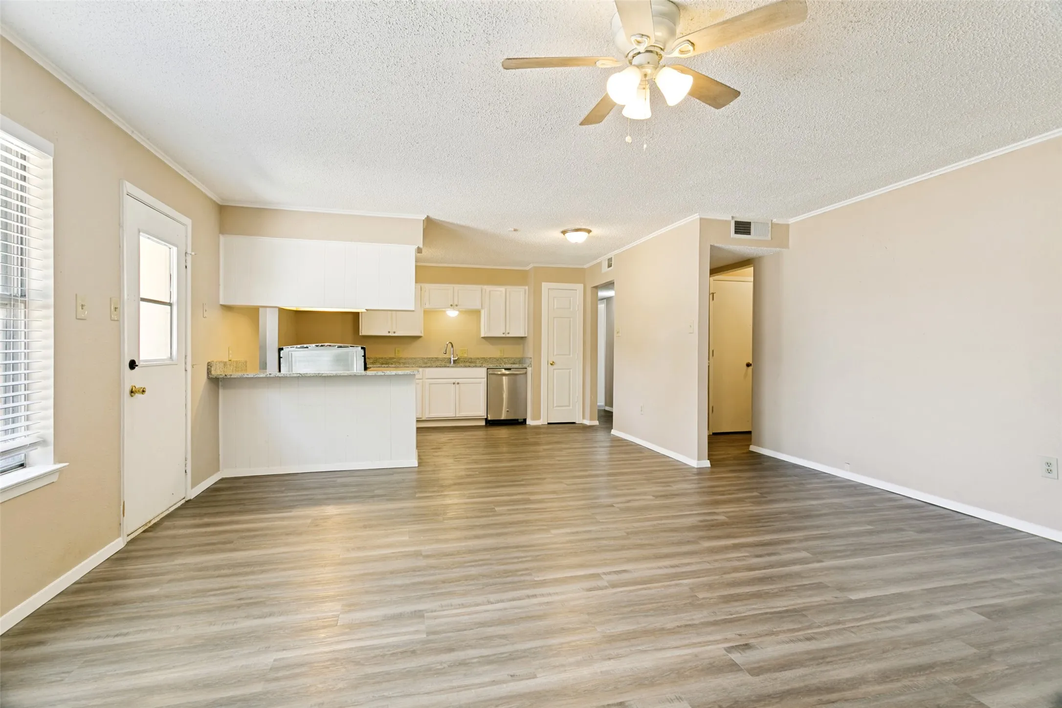 Single Family Residence For Sale in Tarrant County , 3008 Highgate Lane, Bedford, Texas 76021, 3 Bedroom, 2 Bathroom, 2 Garage spaces, 1,602 Sqft, built in 1978, mls#21363273, Real Estate Agent in Bedford, Homes For Sale in Tarrant county, Homes For Sale in Bedford, Realtor in Bedford Texas, Real Estate Brokerage Independent Realty Texas, Luminita Cordes Realtor
