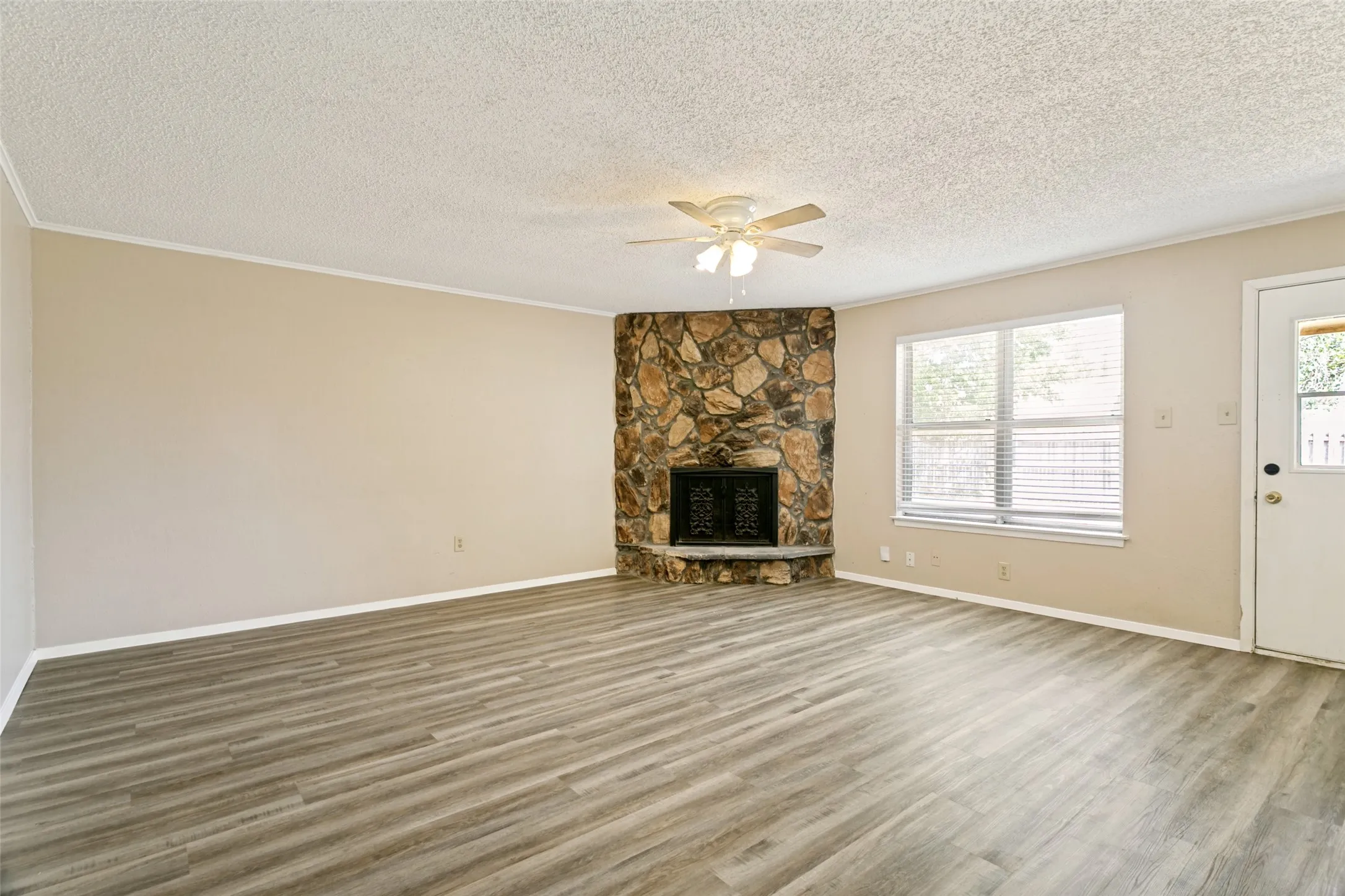 Single Family Residence For Sale in Tarrant County , 3008 Highgate Lane, Bedford, Texas 76021, 3 Bedroom, 2 Bathroom, 2 Garage spaces, 1,602 Sqft, built in 1978, mls#21363273, Real Estate Agent in Bedford, Homes For Sale in Tarrant county, Homes For Sale in Bedford, Realtor in Bedford Texas, Real Estate Brokerage Independent Realty Texas, Luminita Cordes Realtor