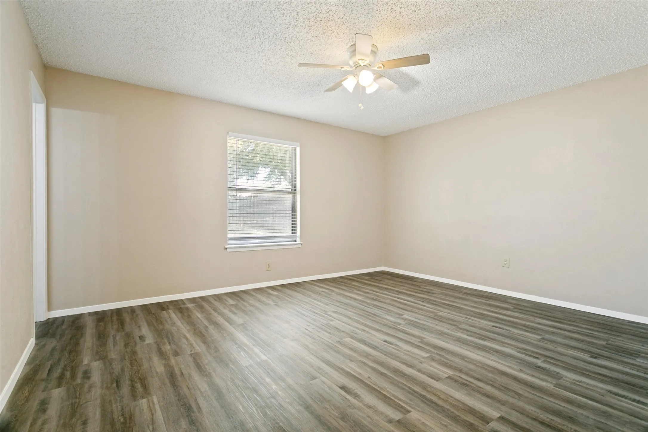 Single Family Residence For Sale in Tarrant County , 3008 Highgate Lane, Bedford, Texas 76021, 3 Bedroom, 2 Bathroom, 2 Garage spaces, 1,602 Sqft, built in 1978, mls#21363273, Real Estate Agent in Bedford, Homes For Sale in Tarrant county, Homes For Sale in Bedford, Realtor in Bedford Texas, Real Estate Brokerage Independent Realty Texas, Luminita Cordes Realtor