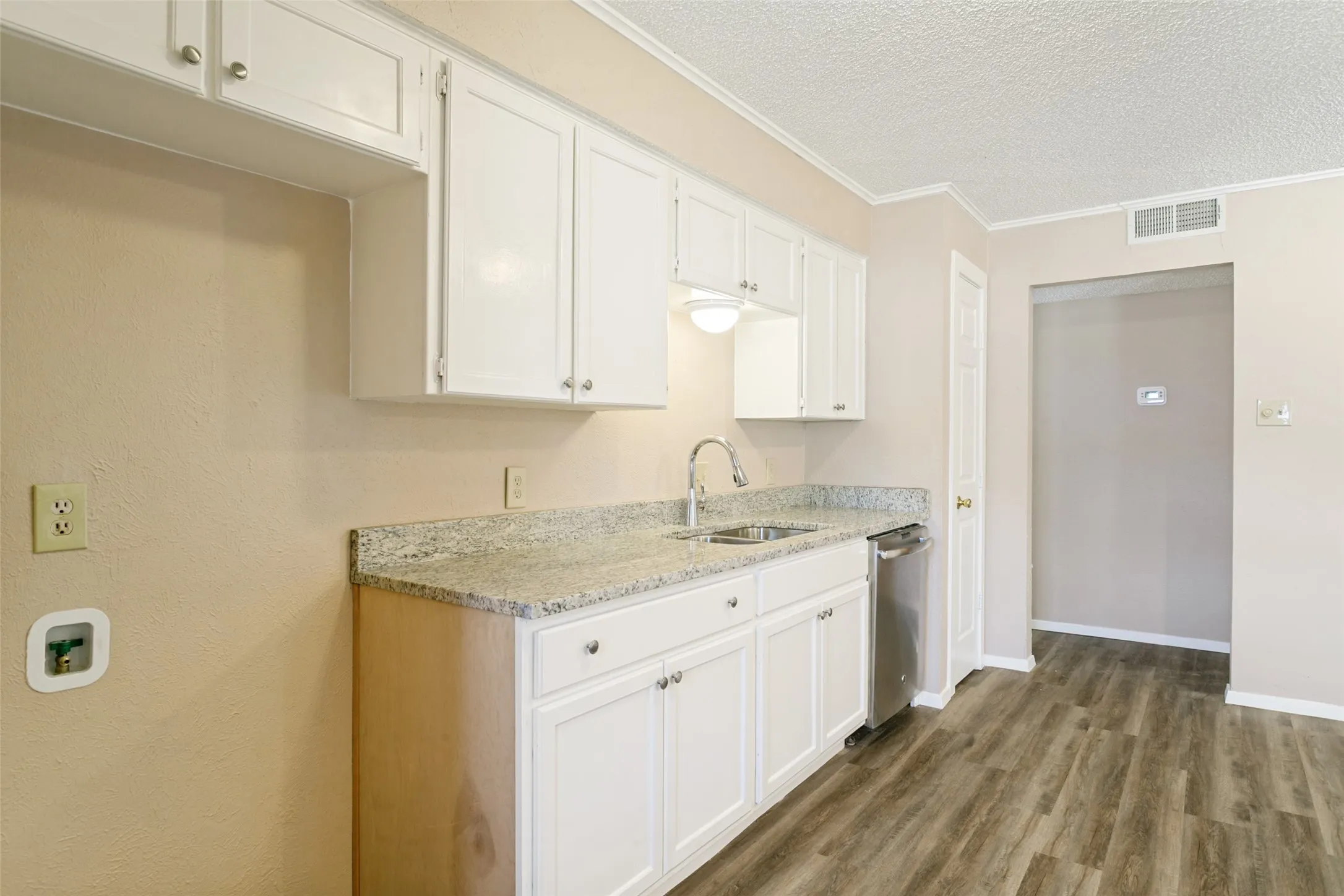 Single Family Residence For Sale in Tarrant County , 3008 Highgate Lane, Bedford, Texas 76021, 3 Bedroom, 2 Bathroom, 2 Garage spaces, 1,602 Sqft, built in 1978, mls#21363273, Real Estate Agent in Bedford, Homes For Sale in Tarrant county, Homes For Sale in Bedford, Realtor in Bedford Texas, Real Estate Brokerage Independent Realty Texas, Luminita Cordes Realtor