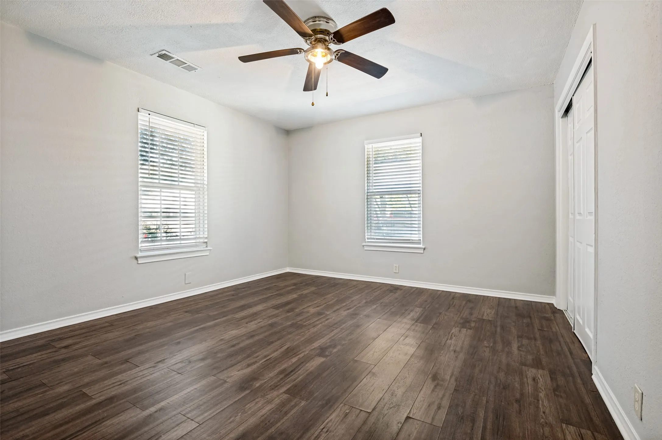 Single Family Residence For Sale in Dallas County , 3838 Dutton Drive, Dallas, Texas 75211, 4 Bedroom, 2 Bathroom, 1 Garage spaces, 1,976 Sqft, built in 1956, mls#21363359, Real Estate Agent in Dallas, Homes For Sale in Dallas county, Homes For Sale in Dallas, Realtor in Dallas Texas, Real Estate Brokerage Independent Realty Texas, Luminita Cordes Realtor