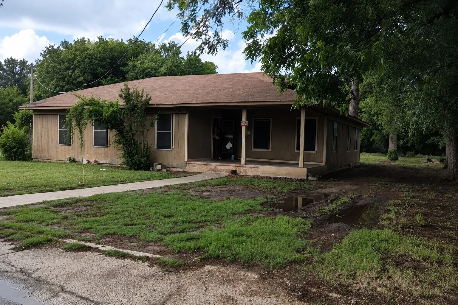 Single Family Residence For Sale in Eastland County , 308 E Patterson Street, Eastland, Texas 76448, 3 Bedroom, 2 Bathroom, 1 Garage spaces, 3,783 Sqft, built in 1950, mls#21363132, Real Estate Agent in Eastland, Homes For Sale in Eastland county, Homes For Sale in Eastland, Realtor in Eastland Texas, Real Estate Brokerage Independent Realty Texas, Luminita Cordes Realtor