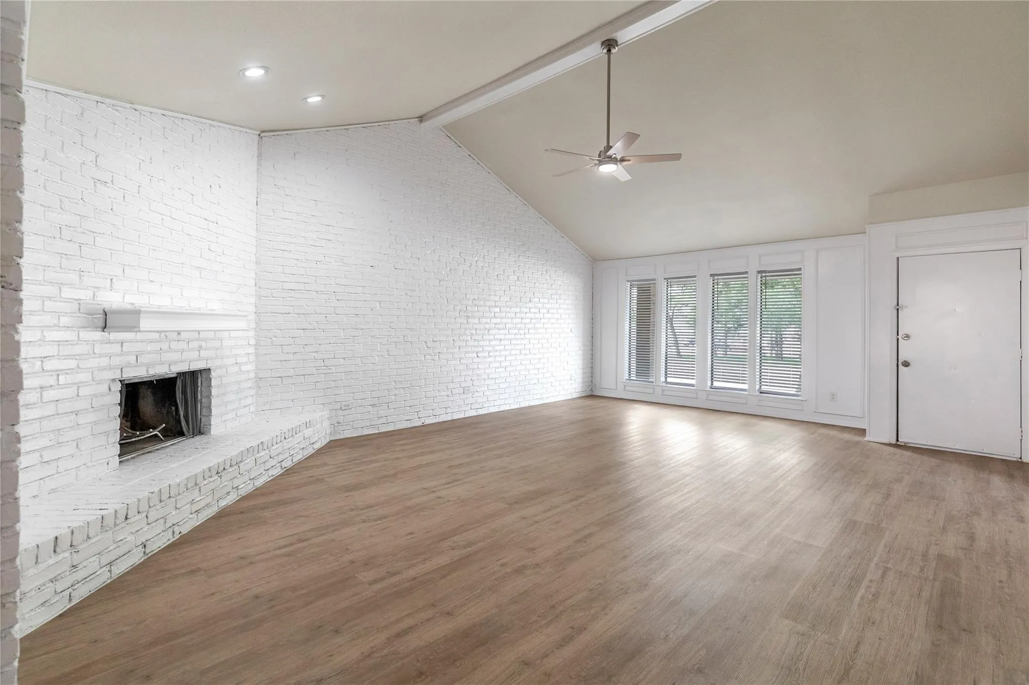 Duplex For Rent in Tarrant County , 1610 Brown Trail, Hurst, Texas 76054, 2 Bedroom, 2 Bathroom, Garage spaces, 1,654 Sqft, built in 1979, mls#21359890, Real Estate Agent in Hurst, Homes For Rent in Tarrant county, Homes For Rent in Hurst, Realtor in Hurst Texas, Real Estate Brokerage Independent Realty Texas, Luminita Cordes Realtor