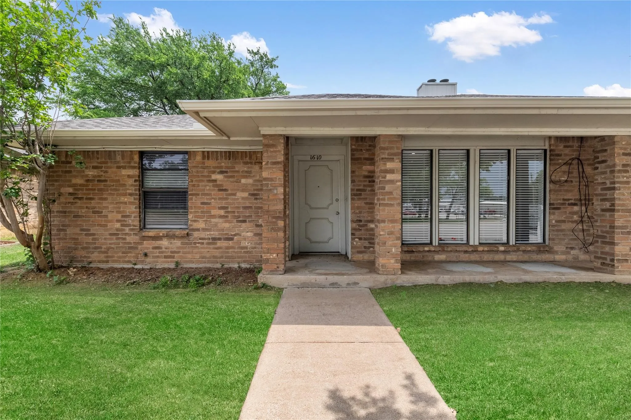 Duplex For Rent in Tarrant County , 1610 Brown Trail, Hurst, Texas 76054, 2 Bedroom, 2 Bathroom, Garage spaces, 1,654 Sqft, built in 1979, mls#21359890, Real Estate Agent in Hurst, Homes For Rent in Tarrant county, Homes For Rent in Hurst, Realtor in Hurst Texas, Real Estate Brokerage Independent Realty Texas, Luminita Cordes Realtor