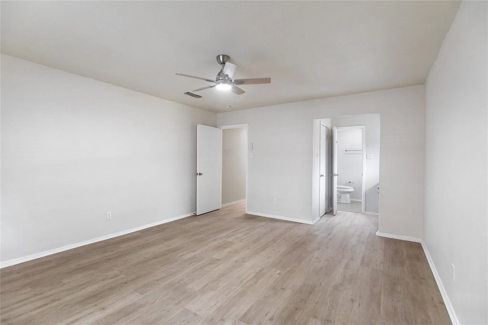 Duplex For Rent in Tarrant County , 1610 Brown Trail, Hurst, Texas 76054, 2 Bedroom, 2 Bathroom, Garage spaces, 1,654 Sqft, built in 1979, mls#21359890, Real Estate Agent in Hurst, Homes For Rent in Tarrant county, Homes For Rent in Hurst, Realtor in Hurst Texas, Real Estate Brokerage Independent Realty Texas, Luminita Cordes Realtor