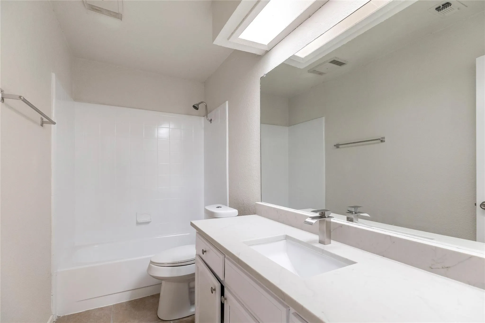 Duplex For Rent in Tarrant County , 1610 Brown Trail, Hurst, Texas 76054, 2 Bedroom, 2 Bathroom, Garage spaces, 1,654 Sqft, built in 1979, mls#21359890, Real Estate Agent in Hurst, Homes For Rent in Tarrant county, Homes For Rent in Hurst, Realtor in Hurst Texas, Real Estate Brokerage Independent Realty Texas, Luminita Cordes Realtor