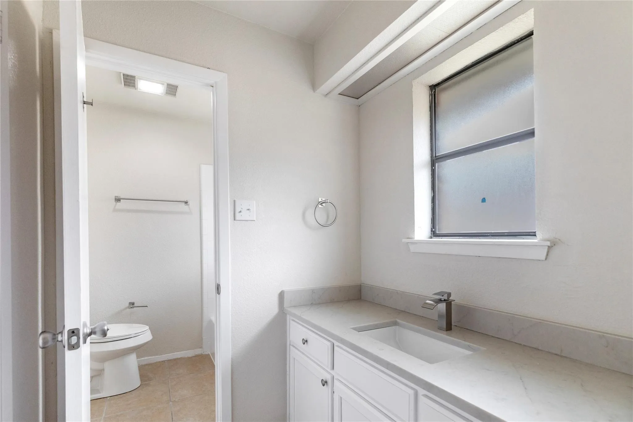 Duplex For Rent in Tarrant County , 1610 Brown Trail, Hurst, Texas 76054, 2 Bedroom, 2 Bathroom, Garage spaces, 1,654 Sqft, built in 1979, mls#21359890, Real Estate Agent in Hurst, Homes For Rent in Tarrant county, Homes For Rent in Hurst, Realtor in Hurst Texas, Real Estate Brokerage Independent Realty Texas, Luminita Cordes Realtor