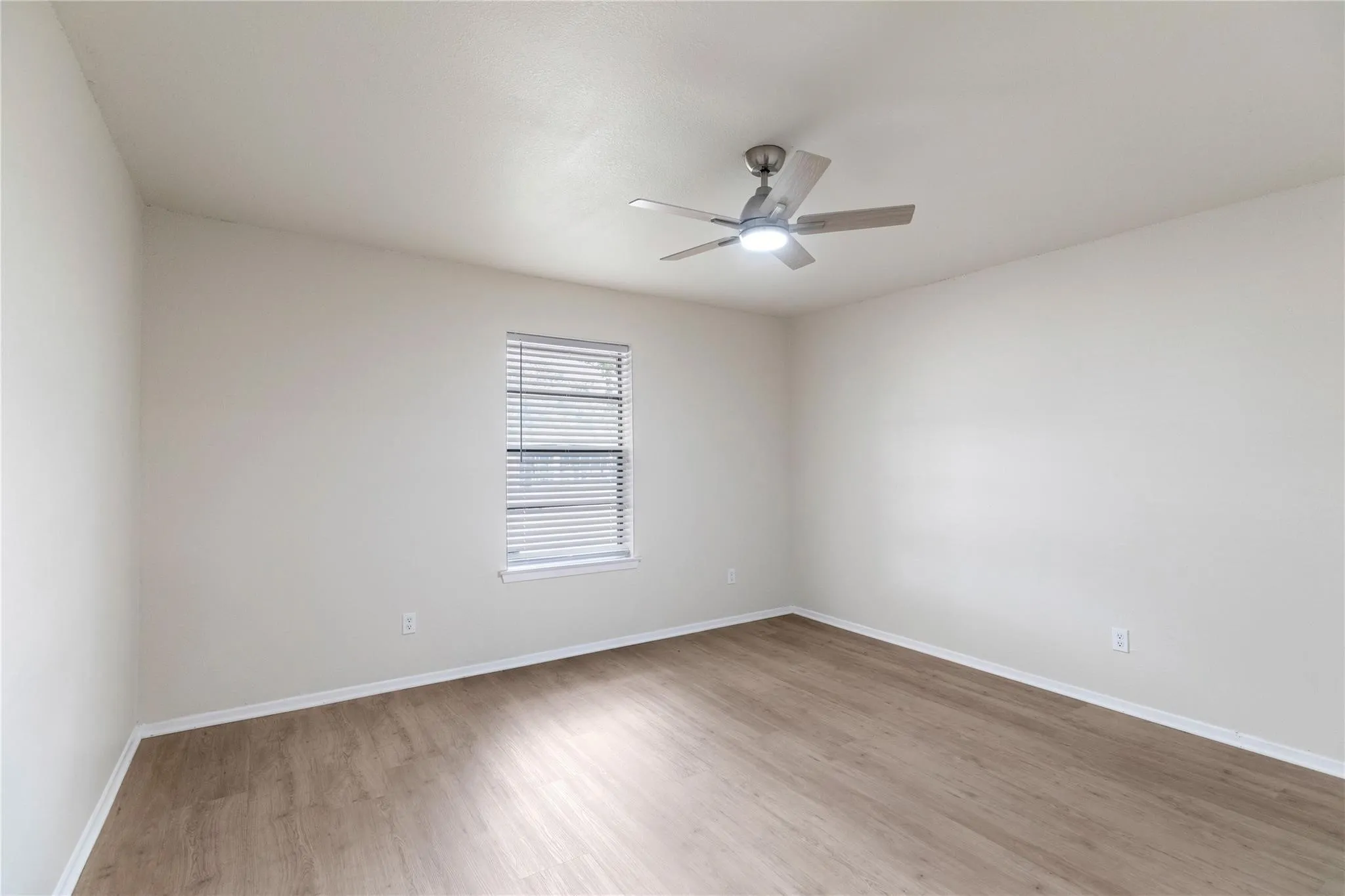 Duplex For Rent in Tarrant County , 1610 Brown Trail, Hurst, Texas 76054, 2 Bedroom, 2 Bathroom, Garage spaces, 1,654 Sqft, built in 1979, mls#21359890, Real Estate Agent in Hurst, Homes For Rent in Tarrant county, Homes For Rent in Hurst, Realtor in Hurst Texas, Real Estate Brokerage Independent Realty Texas, Luminita Cordes Realtor