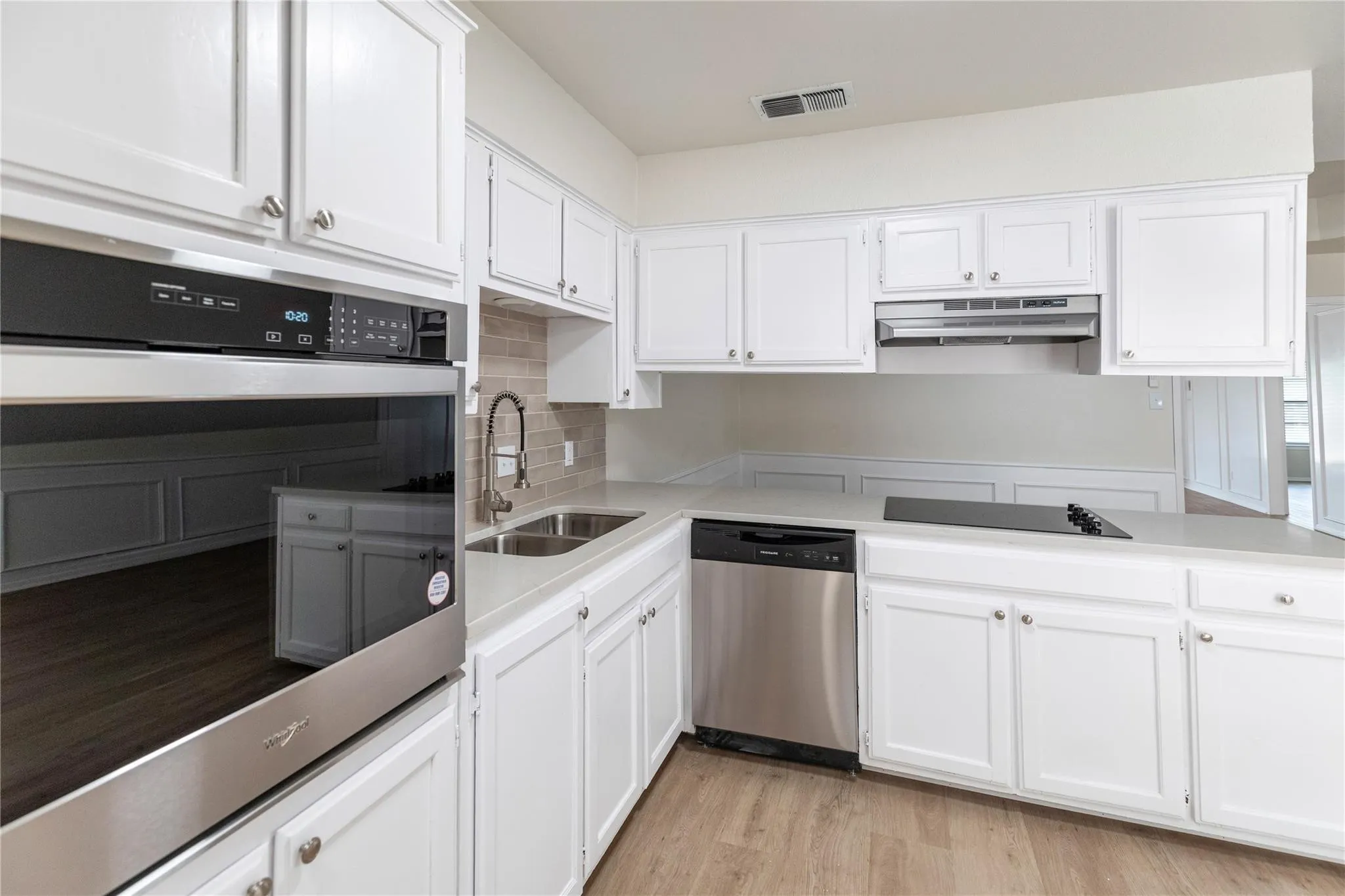 Duplex For Rent in Tarrant County , 1610 Brown Trail, Hurst, Texas 76054, 2 Bedroom, 2 Bathroom, Garage spaces, 1,654 Sqft, built in 1979, mls#21359890, Real Estate Agent in Hurst, Homes For Rent in Tarrant county, Homes For Rent in Hurst, Realtor in Hurst Texas, Real Estate Brokerage Independent Realty Texas, Luminita Cordes Realtor