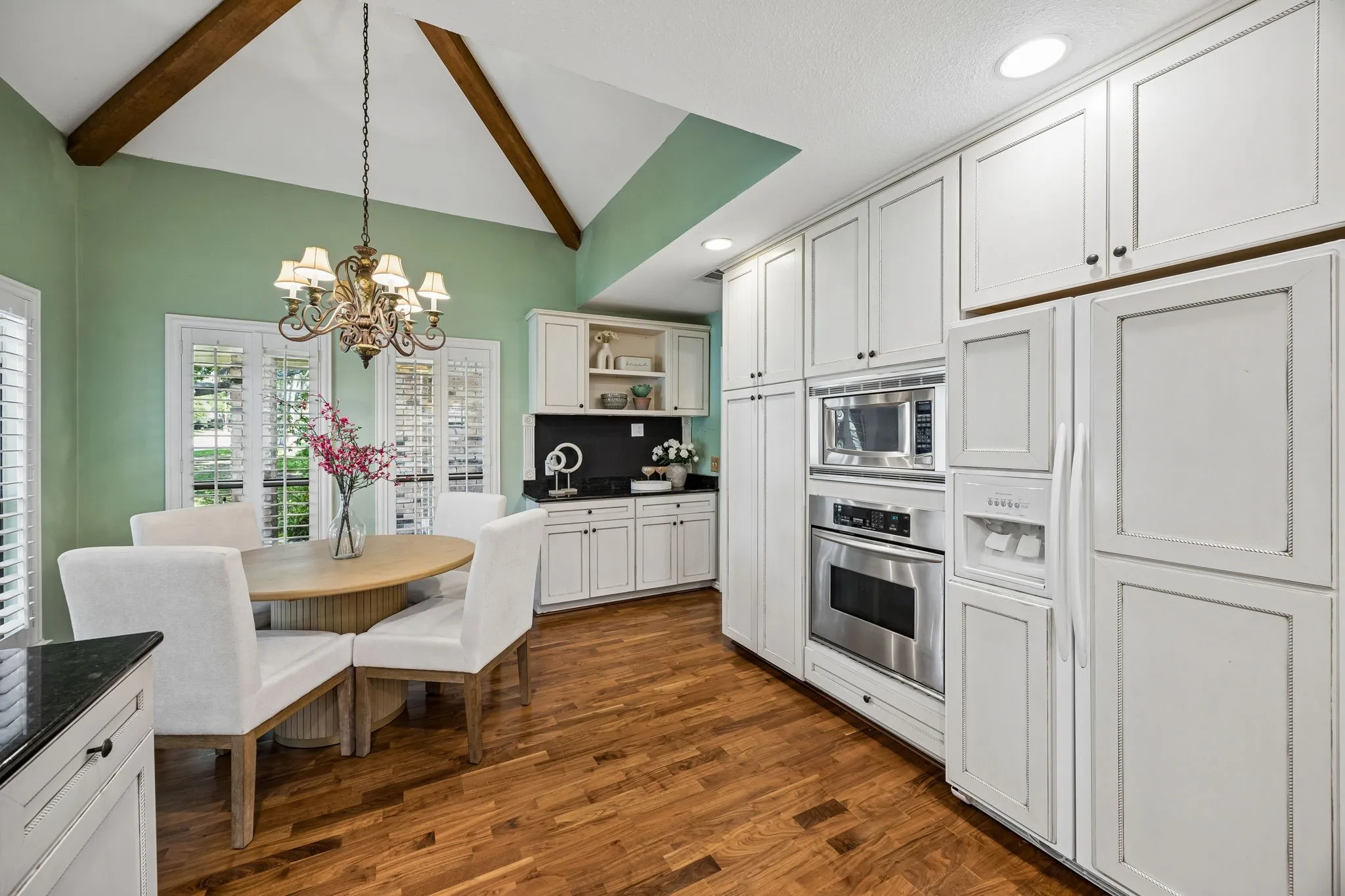 The kitchen features an eat-in breakfast area and coffee-bar.