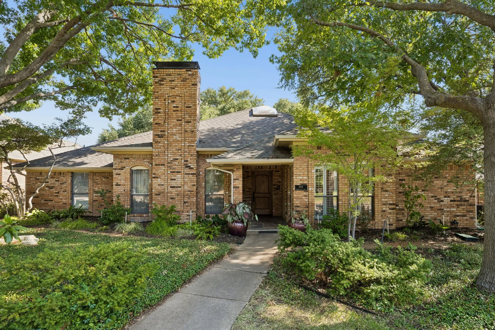 Single Family Residence For Sale in Dallas County , 9918 Chimney Hill Lane, Dallas, Texas 75243, 4 Bedroom, 3 Bathroom, 2 Garage spaces, 2,696 Sqft, built in 1979, mls#21363064, Real Estate Agent in Dallas, Homes For Sale in Dallas county, Homes For Sale in Dallas, Realtor in Dallas Texas, Real Estate Brokerage Independent Realty Texas, Luminita Cordes Realtor