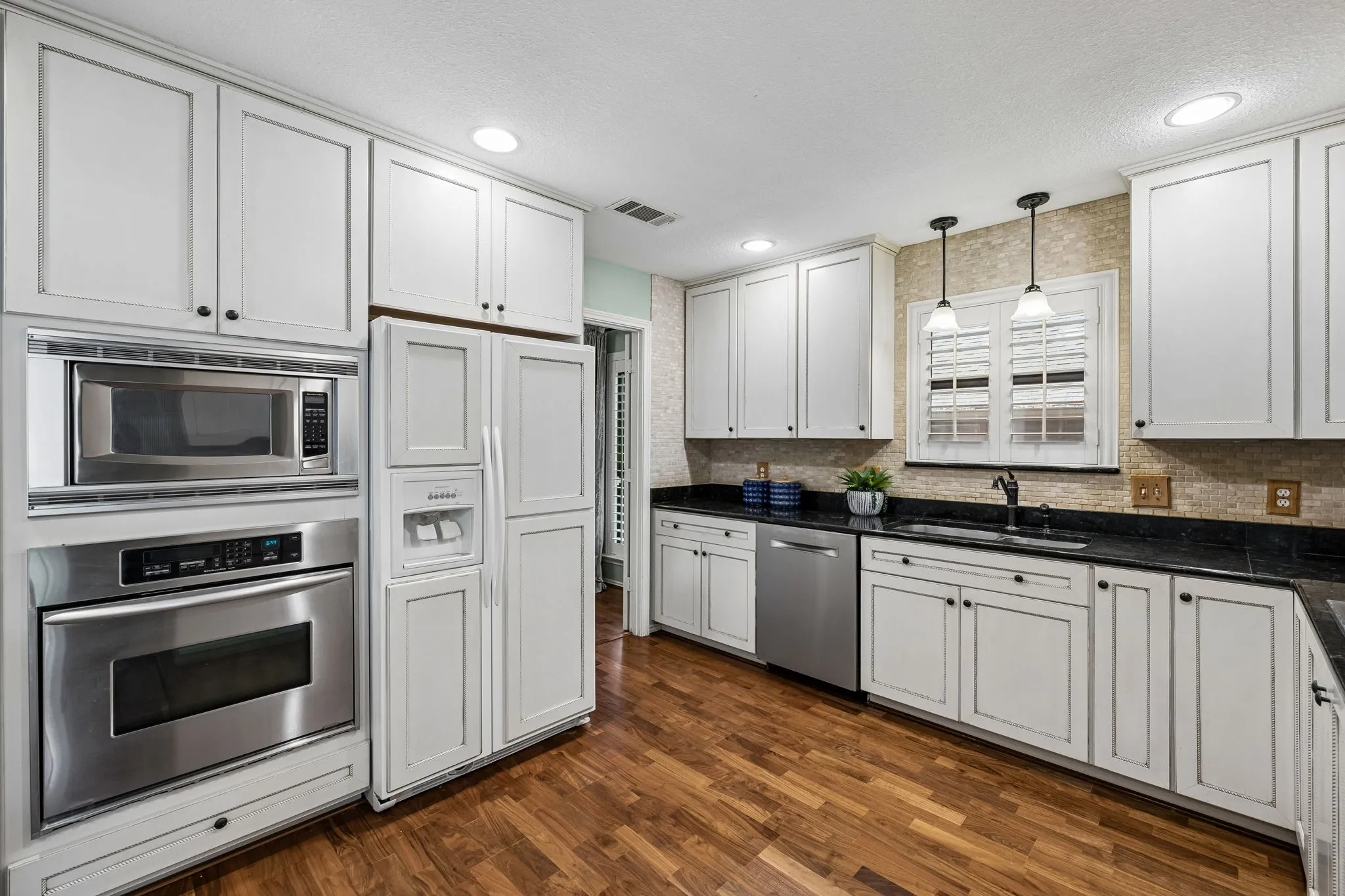 The kitchen features a built-in refrigerator and a recent Bosch dishwasher.