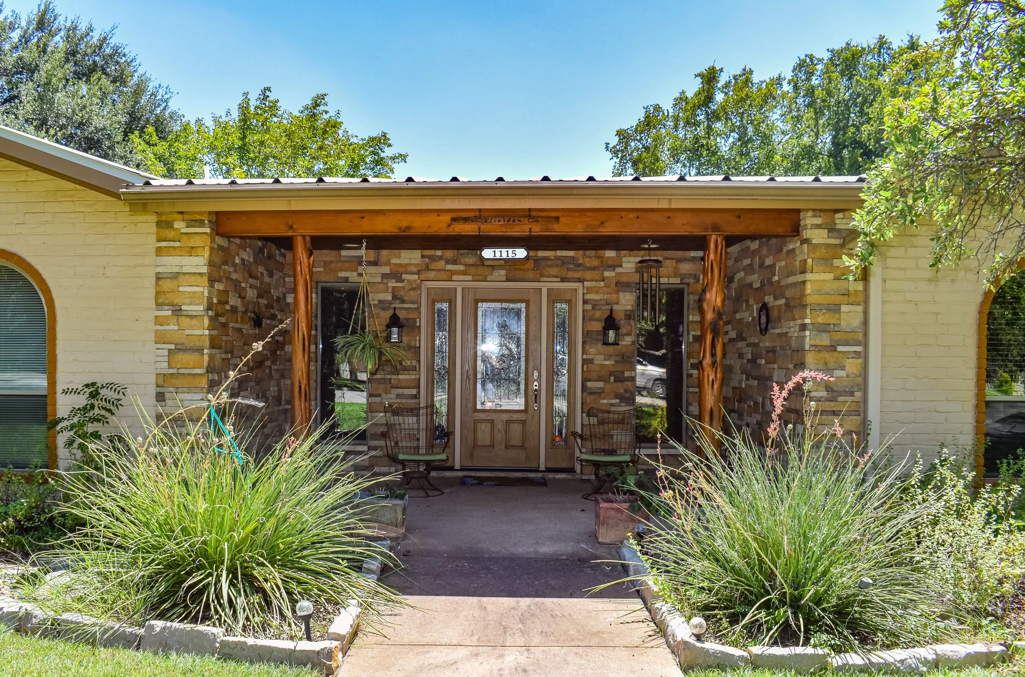Single Family Residence For Sale in Mc Culloch County , 1115 W 12th Street, Brady, Texas 76825, 3 Bedroom, 2 Bathroom, 1 Garage spaces, 2,170 Sqft, built in 1975, mls#21363154, Real Estate Agent in Brady, Homes For Sale in Mc Culloch county, Homes For Sale in Brady, Realtor in Brady Texas, Real Estate Brokerage Independent Realty Texas, Luminita Cordes Realtor