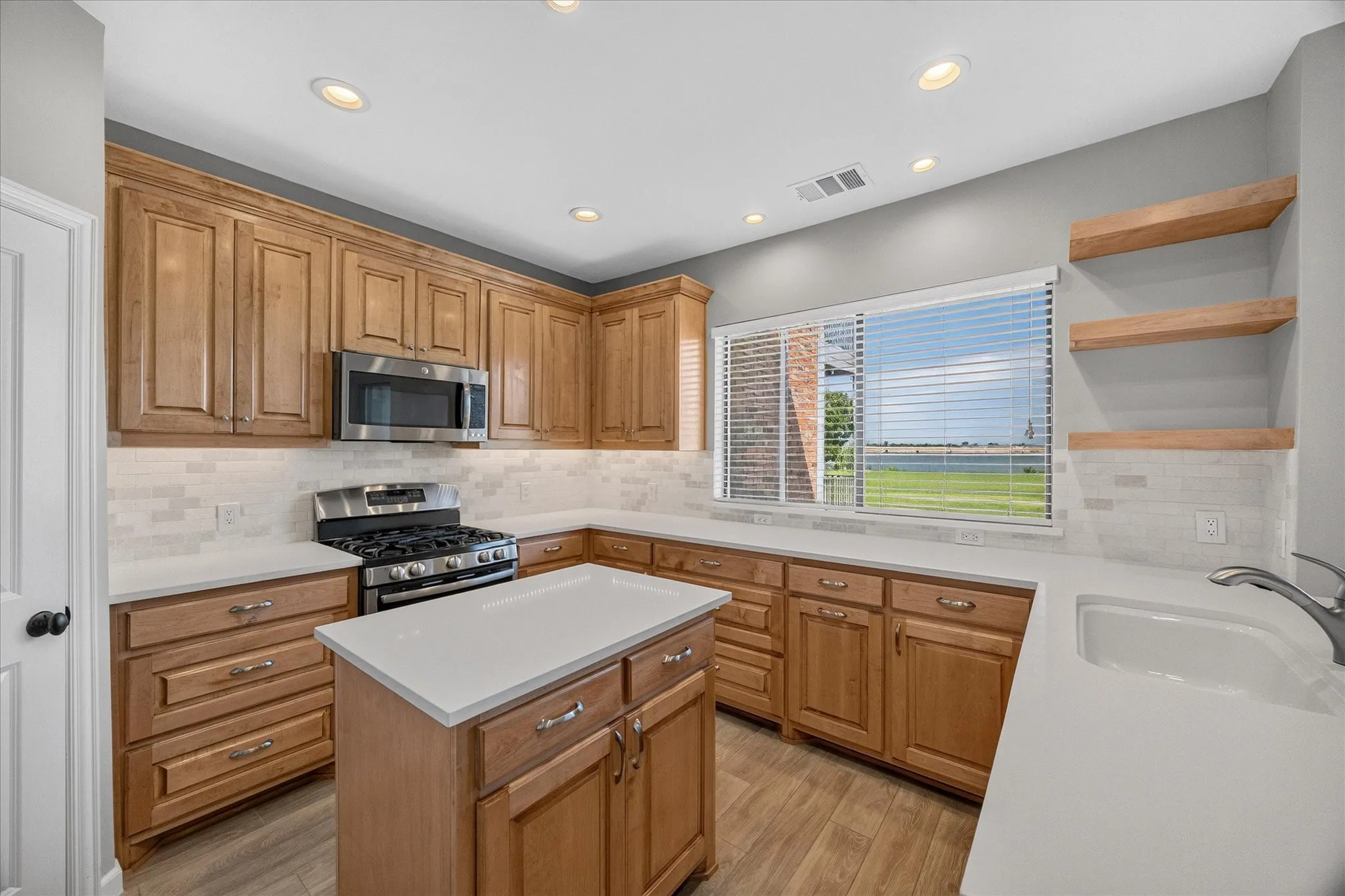 Condominium For Rent in Rockwall County , 1910 Signal Ridge Place, Rockwall, Texas 75032, 2 Bedroom, 2 Bathroom, Garage spaces, 1,222 Sqft, built in 1998, mls#21362824, Real Estate Agent in Rockwall, Homes For Rent in Rockwall county, Homes For Rent in Rockwall, Realtor in Rockwall Texas, Real Estate Brokerage Independent Realty Texas, Luminita Cordes Realtor