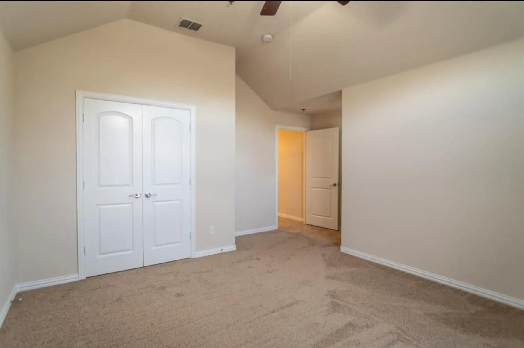 Single Family Residence For Rent in Tarrant County , 117 Corinna Court, Hurst, Texas 76053, 4 Bedroom, 3 Bathroom, 2 Garage spaces, 2,128 Sqft, built in 2006, mls#21363107, Real Estate Agent in Hurst, Homes For Rent in Tarrant county, Homes For Rent in Hurst, Realtor in Hurst Texas, Real Estate Brokerage Independent Realty Texas, Luminita Cordes Realtor