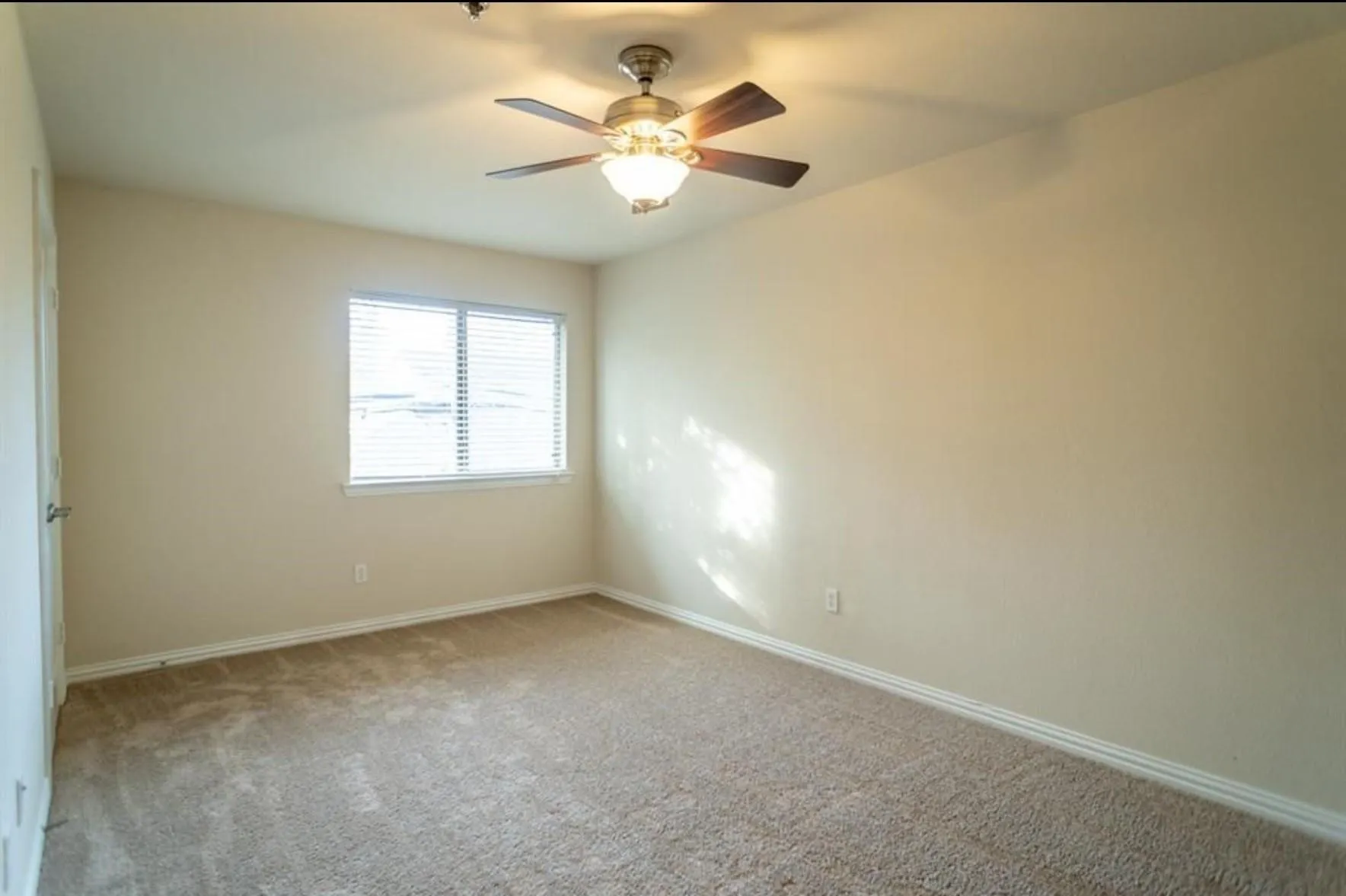 Single Family Residence For Rent in Tarrant County , 117 Corinna Court, Hurst, Texas 76053, 4 Bedroom, 3 Bathroom, 2 Garage spaces, 2,128 Sqft, built in 2006, mls#21363107, Real Estate Agent in Hurst, Homes For Rent in Tarrant county, Homes For Rent in Hurst, Realtor in Hurst Texas, Real Estate Brokerage Independent Realty Texas, Luminita Cordes Realtor