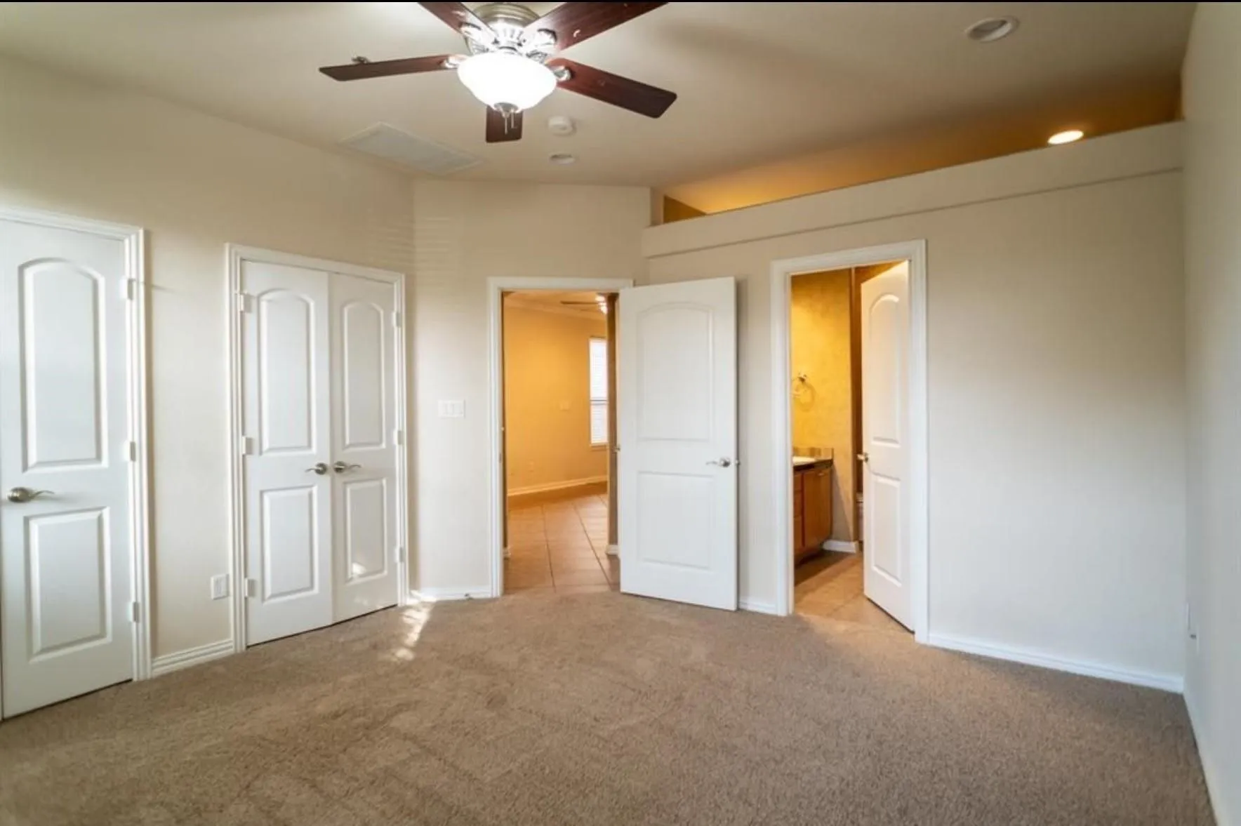 Single Family Residence For Rent in Tarrant County , 117 Corinna Court, Hurst, Texas 76053, 4 Bedroom, 3 Bathroom, 2 Garage spaces, 2,128 Sqft, built in 2006, mls#21363107, Real Estate Agent in Hurst, Homes For Rent in Tarrant county, Homes For Rent in Hurst, Realtor in Hurst Texas, Real Estate Brokerage Independent Realty Texas, Luminita Cordes Realtor