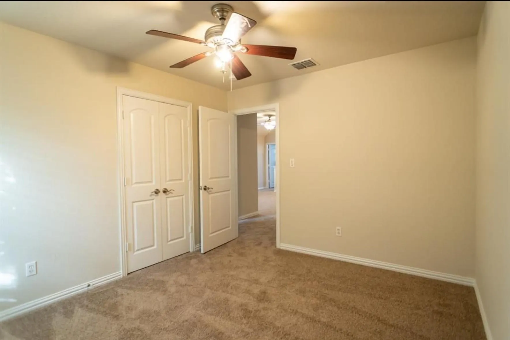 Single Family Residence For Rent in Tarrant County , 117 Corinna Court, Hurst, Texas 76053, 4 Bedroom, 3 Bathroom, 2 Garage spaces, 2,128 Sqft, built in 2006, mls#21363107, Real Estate Agent in Hurst, Homes For Rent in Tarrant county, Homes For Rent in Hurst, Realtor in Hurst Texas, Real Estate Brokerage Independent Realty Texas, Luminita Cordes Realtor