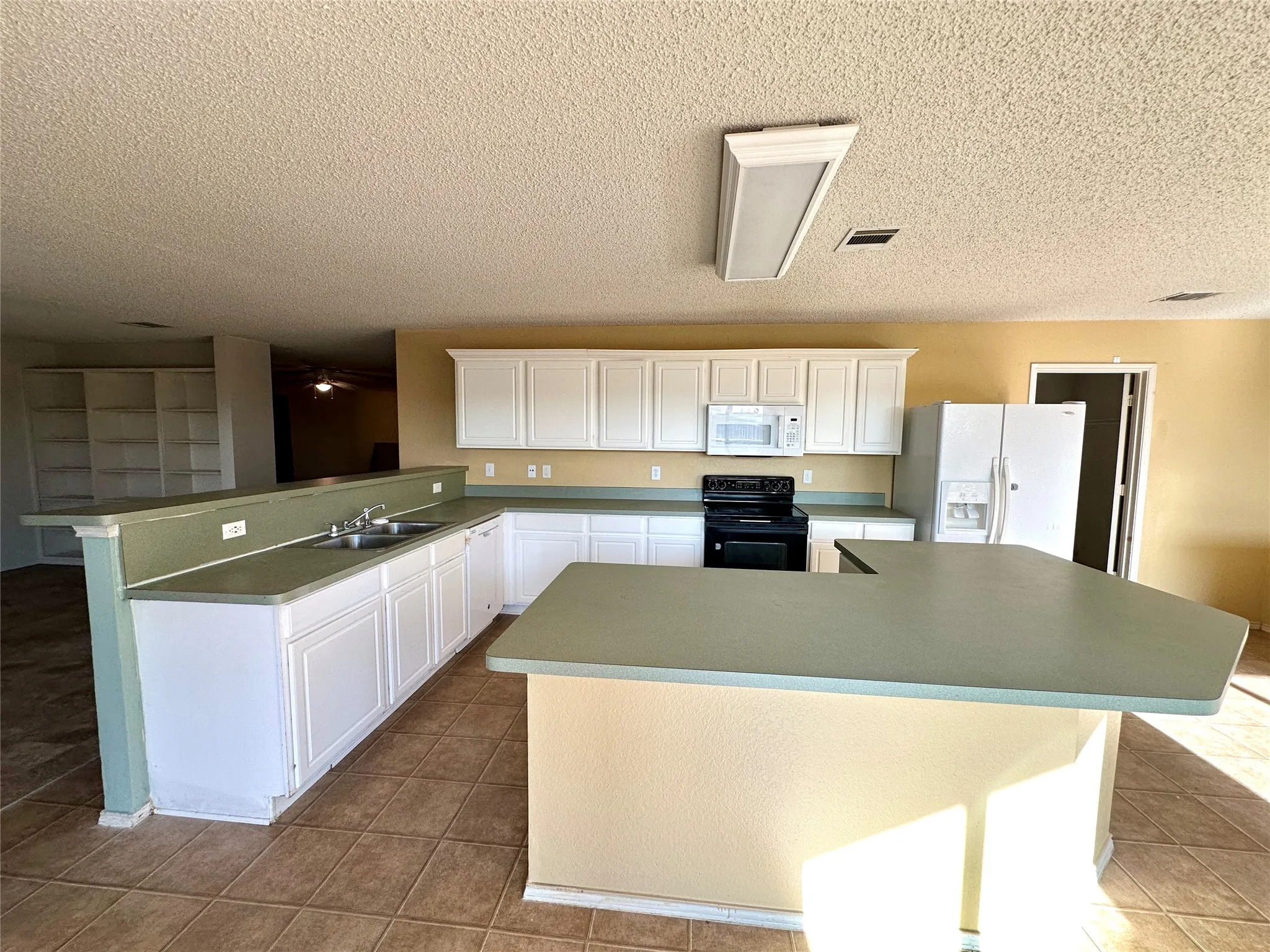 Single Family Residence For Rent in Tarrant County , 8520 Hawkview Drive, Fort Worth, Texas 76179, 4 Bedroom, 3 Bathroom, 2 Garage spaces, 3,382 Sqft, built in 2006, mls#21363367, Real Estate Agent in Fort Worth, Homes For Rent in Tarrant county, Homes For Rent in Fort Worth, Realtor in Fort Worth Texas, Real Estate Brokerage Independent Realty Texas, Luminita Cordes Realtor