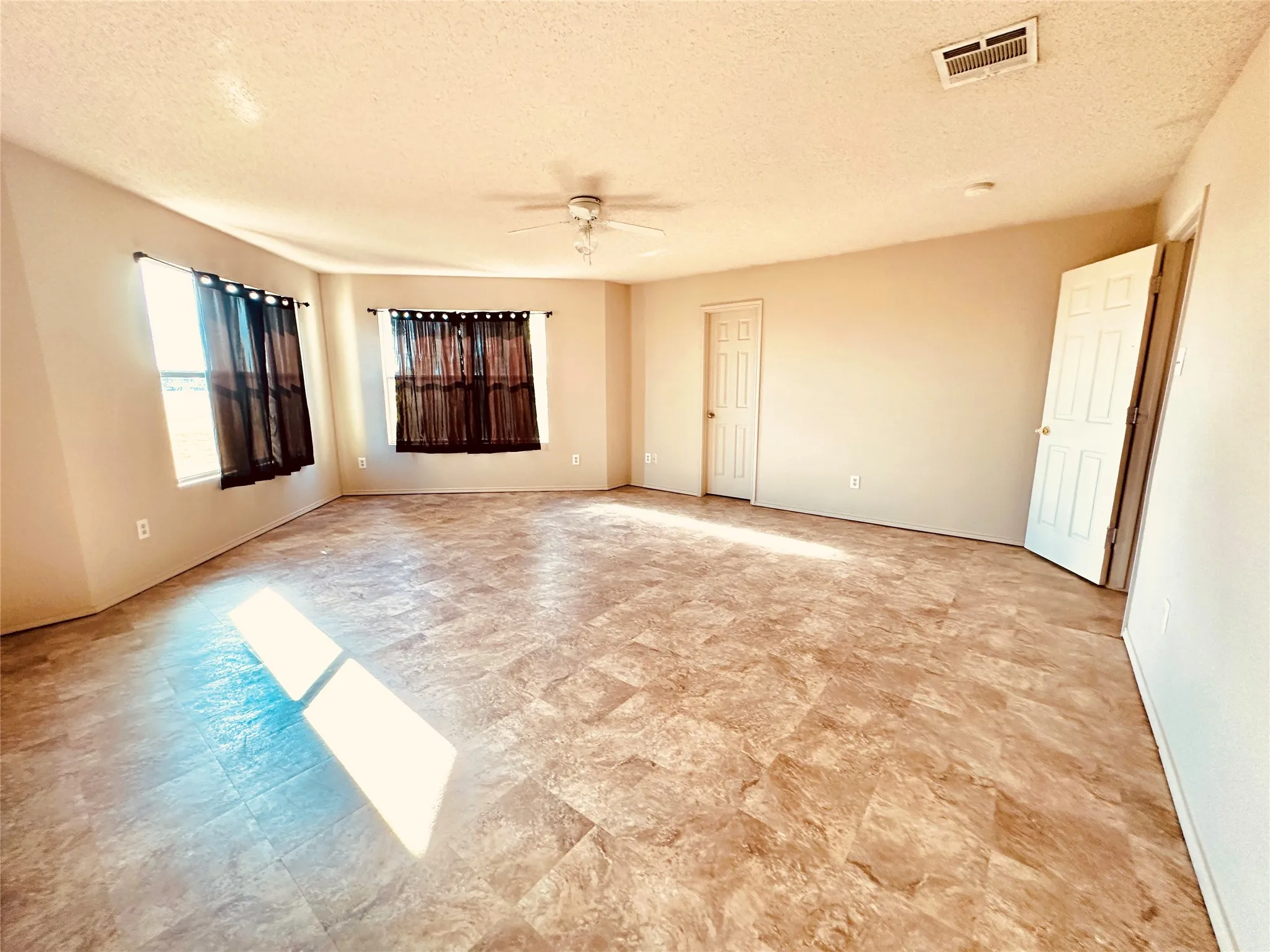 Single Family Residence For Rent in Tarrant County , 8520 Hawkview Drive, Fort Worth, Texas 76179, 4 Bedroom, 3 Bathroom, 2 Garage spaces, 3,382 Sqft, built in 2006, mls#21363367, Real Estate Agent in Fort Worth, Homes For Rent in Tarrant county, Homes For Rent in Fort Worth, Realtor in Fort Worth Texas, Real Estate Brokerage Independent Realty Texas, Luminita Cordes Realtor