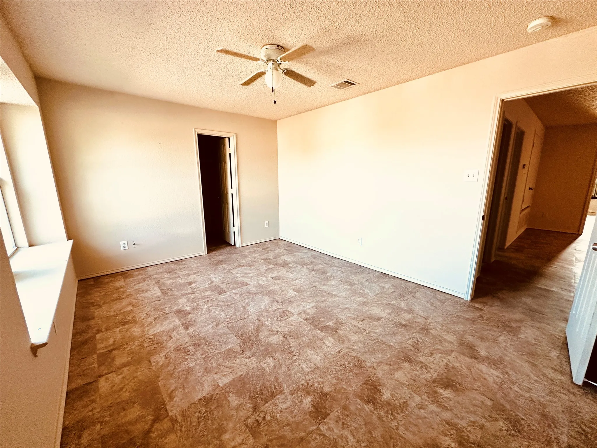 Single Family Residence For Rent in Tarrant County , 8520 Hawkview Drive, Fort Worth, Texas 76179, 4 Bedroom, 3 Bathroom, 2 Garage spaces, 3,382 Sqft, built in 2006, mls#21363367, Real Estate Agent in Fort Worth, Homes For Rent in Tarrant county, Homes For Rent in Fort Worth, Realtor in Fort Worth Texas, Real Estate Brokerage Independent Realty Texas, Luminita Cordes Realtor