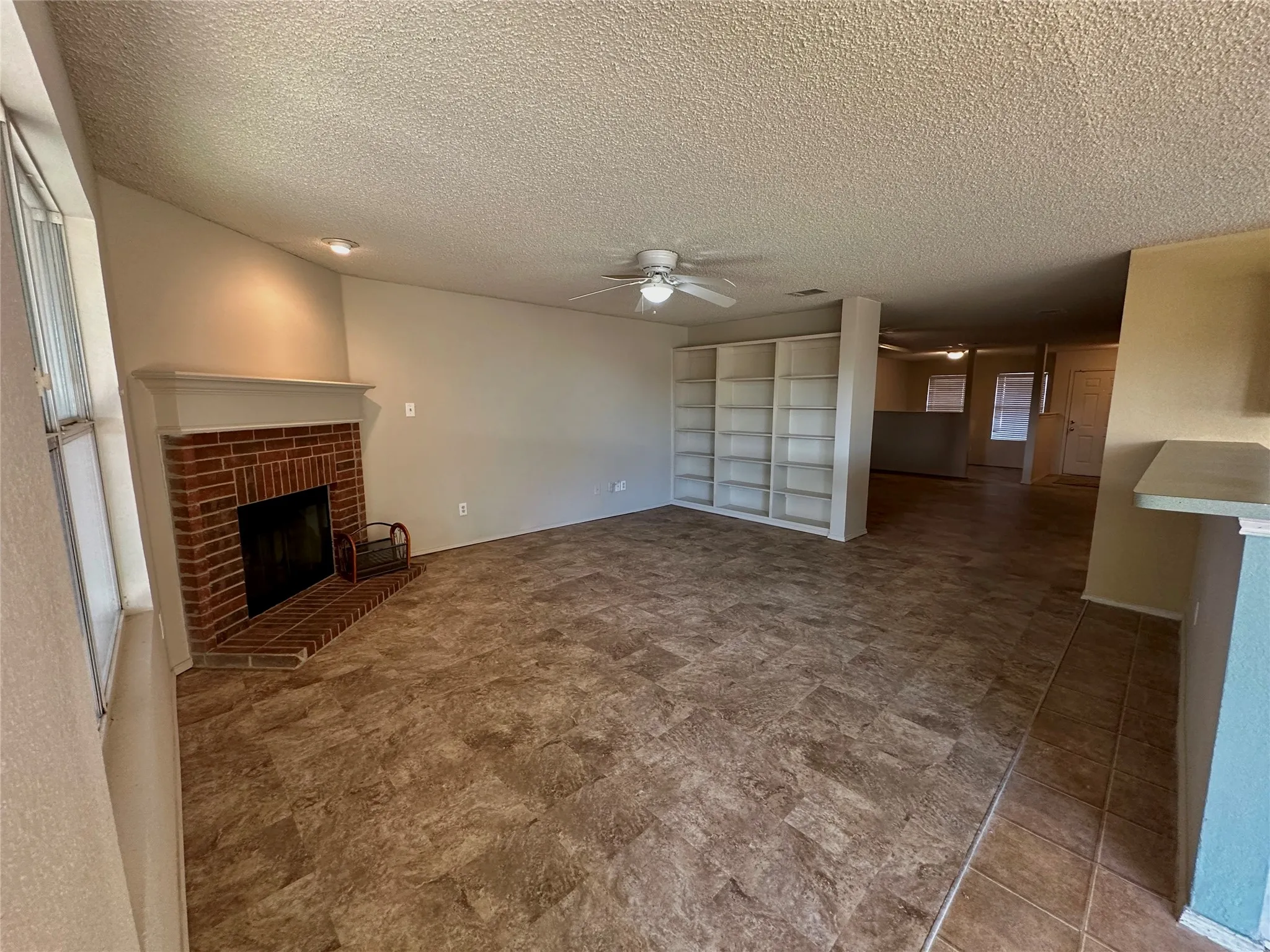 Single Family Residence For Rent in Tarrant County , 8520 Hawkview Drive, Fort Worth, Texas 76179, 4 Bedroom, 3 Bathroom, 2 Garage spaces, 3,382 Sqft, built in 2006, mls#21363367, Real Estate Agent in Fort Worth, Homes For Rent in Tarrant county, Homes For Rent in Fort Worth, Realtor in Fort Worth Texas, Real Estate Brokerage Independent Realty Texas, Luminita Cordes Realtor