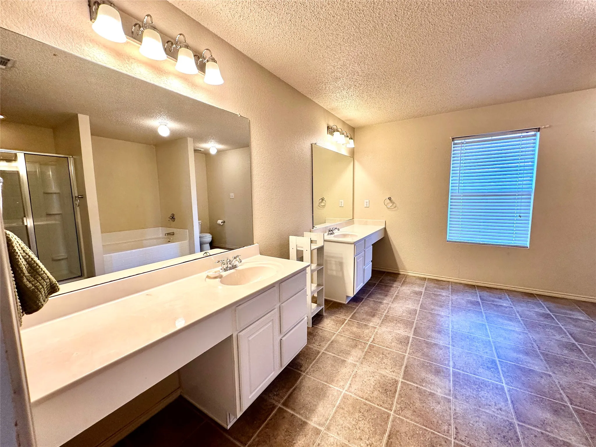 Single Family Residence For Rent in Tarrant County , 8520 Hawkview Drive, Fort Worth, Texas 76179, 4 Bedroom, 3 Bathroom, 2 Garage spaces, 3,382 Sqft, built in 2006, mls#21363367, Real Estate Agent in Fort Worth, Homes For Rent in Tarrant county, Homes For Rent in Fort Worth, Realtor in Fort Worth Texas, Real Estate Brokerage Independent Realty Texas, Luminita Cordes Realtor
