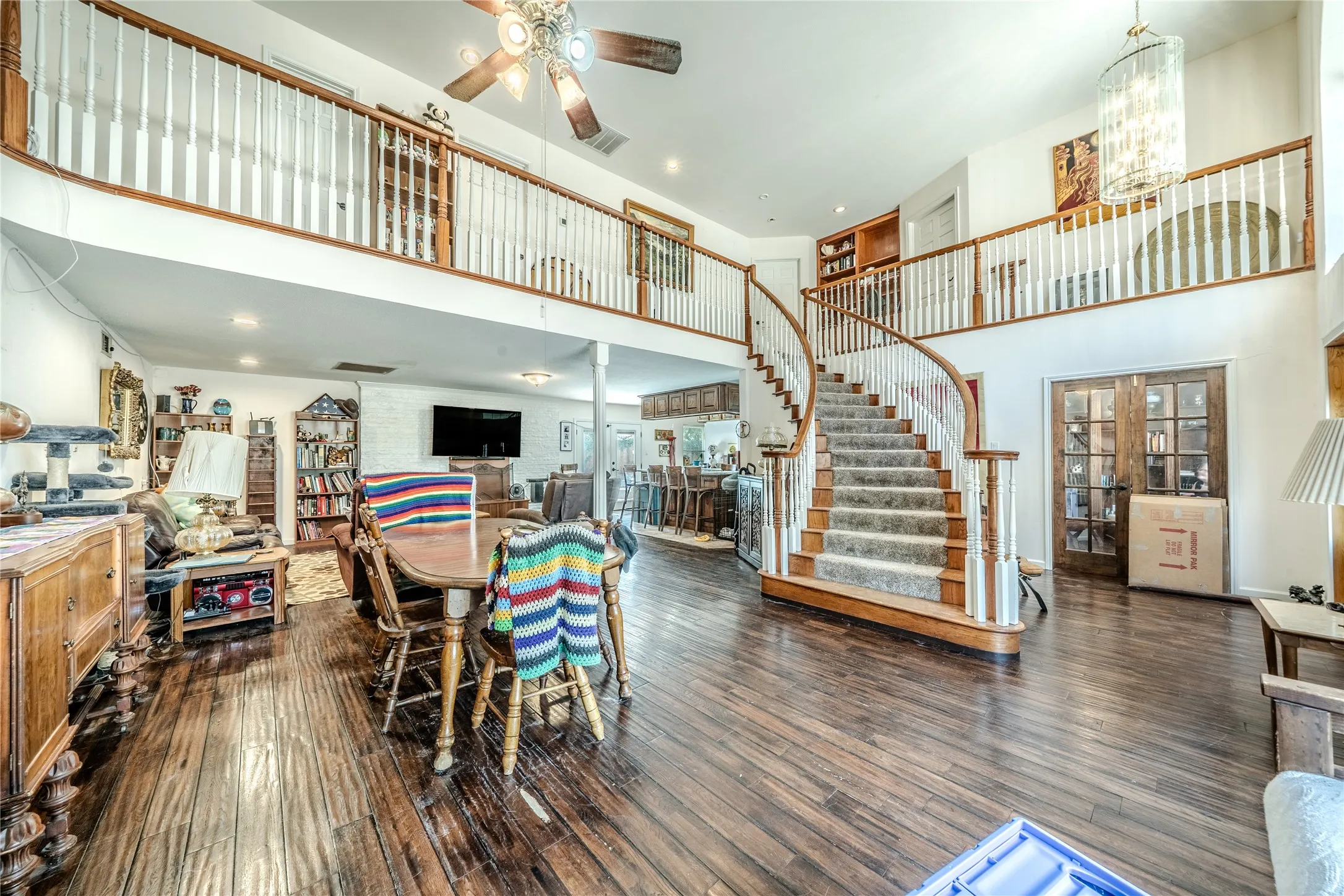 Single Family Residence For Sale in Tarrant County , 1202 Driftwood Drive, Euless, Texas 76040, 5 Bedroom, 4 Bathroom, 2 Garage spaces, 3,143 Sqft, built in 1962, mls#21361250, Real Estate Agent in Euless, Homes For Sale in Tarrant county, Homes For Sale in Euless, Realtor in Euless Texas, Real Estate Brokerage Independent Realty Texas, Luminita Cordes Realtor