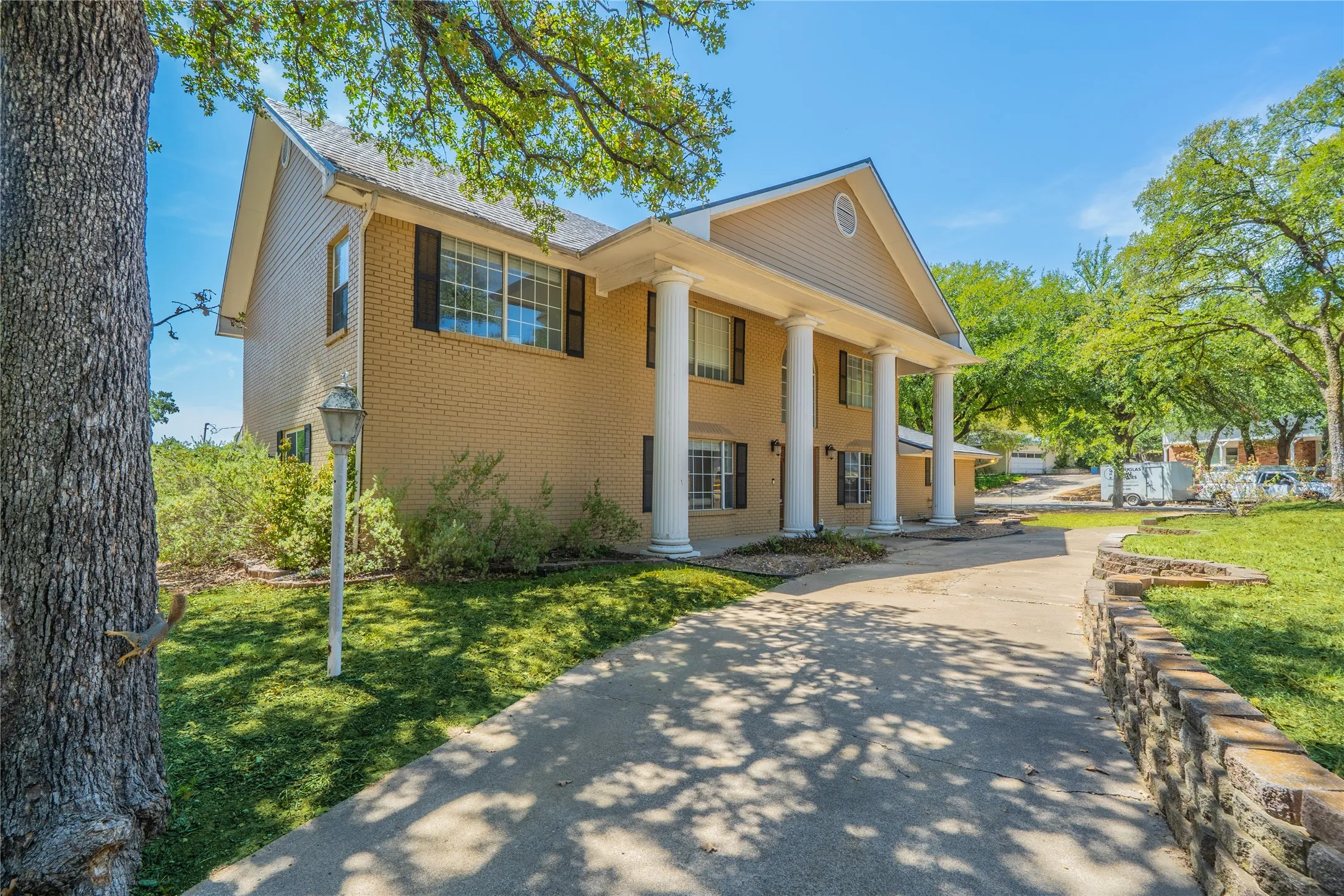 Single Family Residence For Sale in Tarrant County , 1202 Driftwood Drive, Euless, Texas 76040, 5 Bedroom, 4 Bathroom, 2 Garage spaces, 3,143 Sqft, built in 1962, mls#21361250, Real Estate Agent in Euless, Homes For Sale in Tarrant county, Homes For Sale in Euless, Realtor in Euless Texas, Real Estate Brokerage Independent Realty Texas, Luminita Cordes Realtor