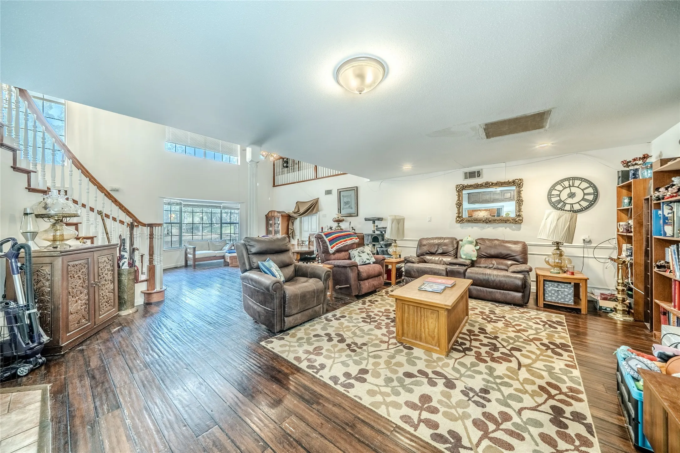 Single Family Residence For Sale in Tarrant County , 1202 Driftwood Drive, Euless, Texas 76040, 5 Bedroom, 4 Bathroom, 2 Garage spaces, 3,143 Sqft, built in 1962, mls#21361250, Real Estate Agent in Euless, Homes For Sale in Tarrant county, Homes For Sale in Euless, Realtor in Euless Texas, Real Estate Brokerage Independent Realty Texas, Luminita Cordes Realtor