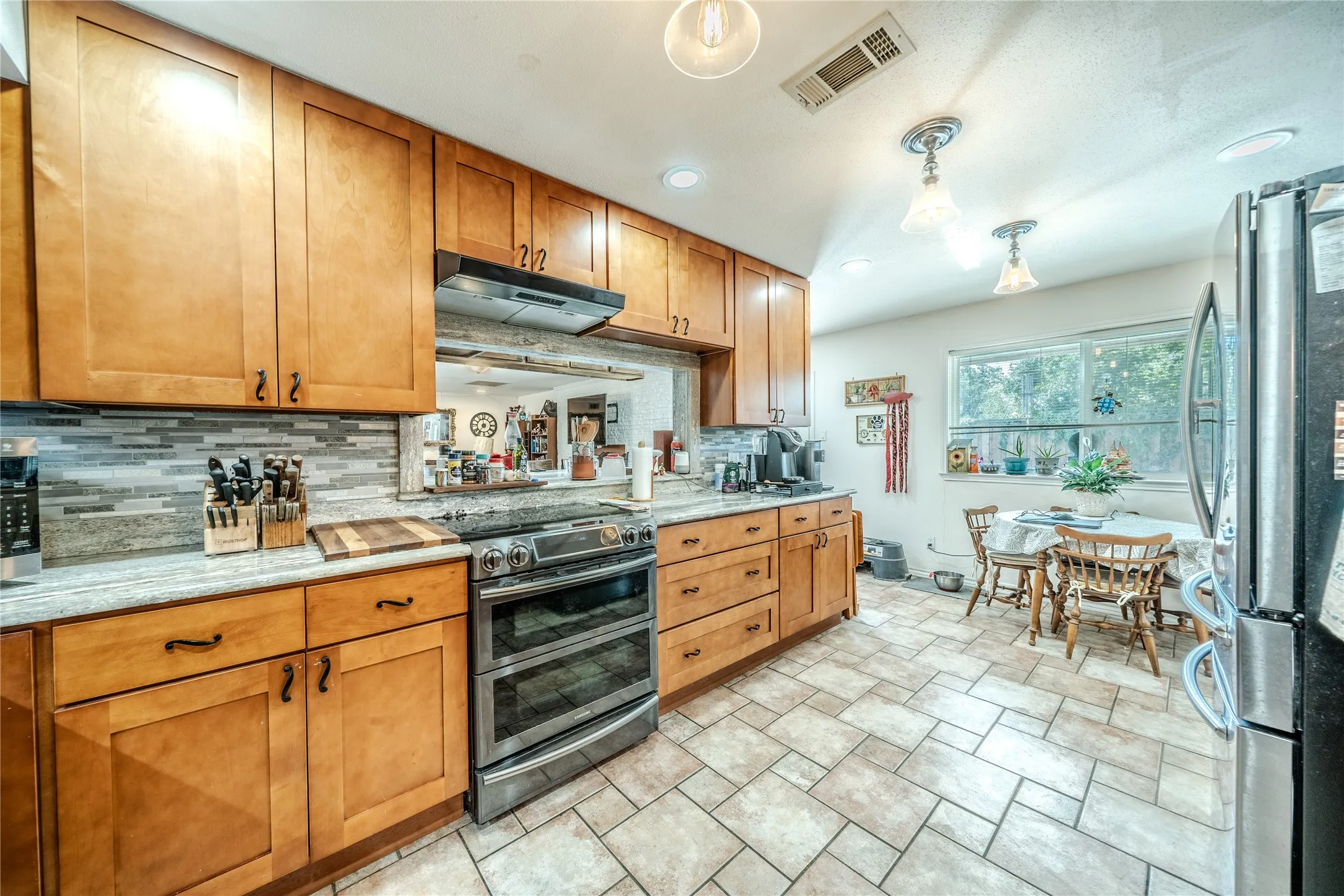 Single Family Residence For Sale in Tarrant County , 1202 Driftwood Drive, Euless, Texas 76040, 5 Bedroom, 4 Bathroom, 2 Garage spaces, 3,143 Sqft, built in 1962, mls#21361250, Real Estate Agent in Euless, Homes For Sale in Tarrant county, Homes For Sale in Euless, Realtor in Euless Texas, Real Estate Brokerage Independent Realty Texas, Luminita Cordes Realtor