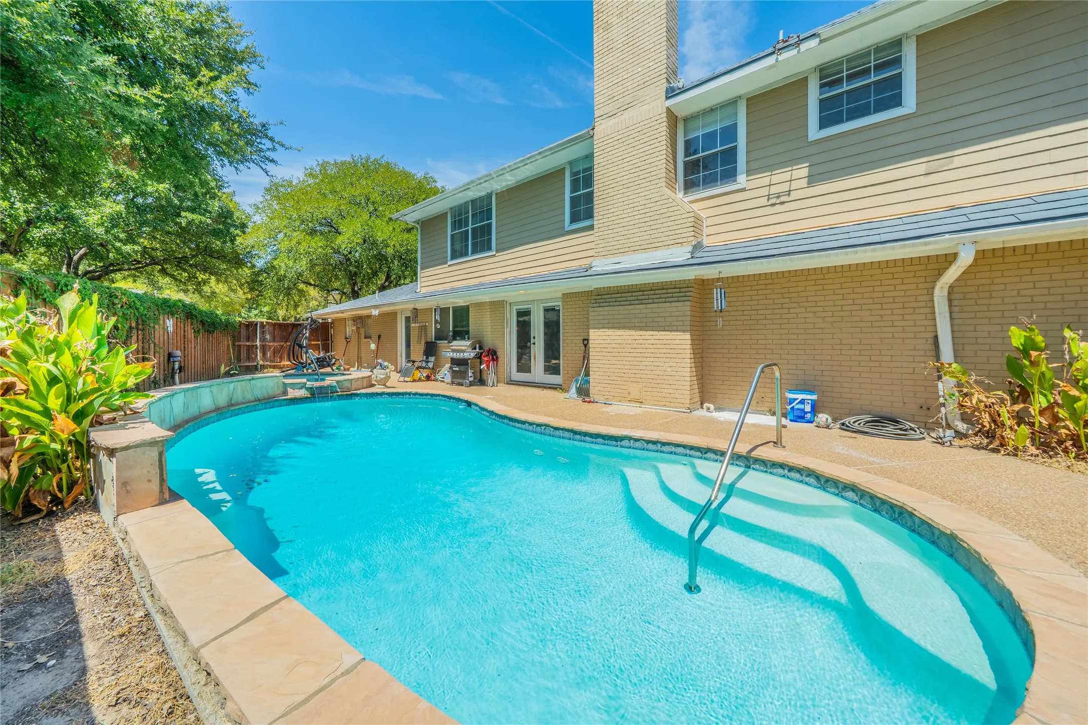 Single Family Residence For Sale in Tarrant County , 1202 Driftwood Drive, Euless, Texas 76040, 5 Bedroom, 4 Bathroom, 2 Garage spaces, 3,143 Sqft, built in 1962, mls#21361250, Real Estate Agent in Euless, Homes For Sale in Tarrant county, Homes For Sale in Euless, Realtor in Euless Texas, Real Estate Brokerage Independent Realty Texas, Luminita Cordes Realtor