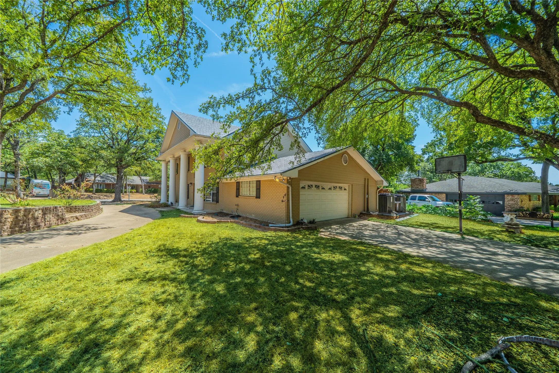 Single Family Residence For Sale in Tarrant County , 1202 Driftwood Drive, Euless, Texas 76040, 5 Bedroom, 4 Bathroom, 2 Garage spaces, 3,143 Sqft, built in 1962, mls#21361250, Real Estate Agent in Euless, Homes For Sale in Tarrant county, Homes For Sale in Euless, Realtor in Euless Texas, Real Estate Brokerage Independent Realty Texas, Luminita Cordes Realtor