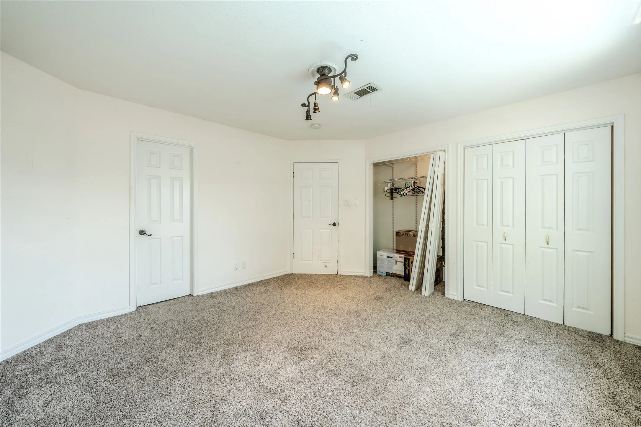 Single Family Residence For Sale in Tarrant County , 1202 Driftwood Drive, Euless, Texas 76040, 5 Bedroom, 4 Bathroom, 2 Garage spaces, 3,143 Sqft, built in 1962, mls#21361250, Real Estate Agent in Euless, Homes For Sale in Tarrant county, Homes For Sale in Euless, Realtor in Euless Texas, Real Estate Brokerage Independent Realty Texas, Luminita Cordes Realtor