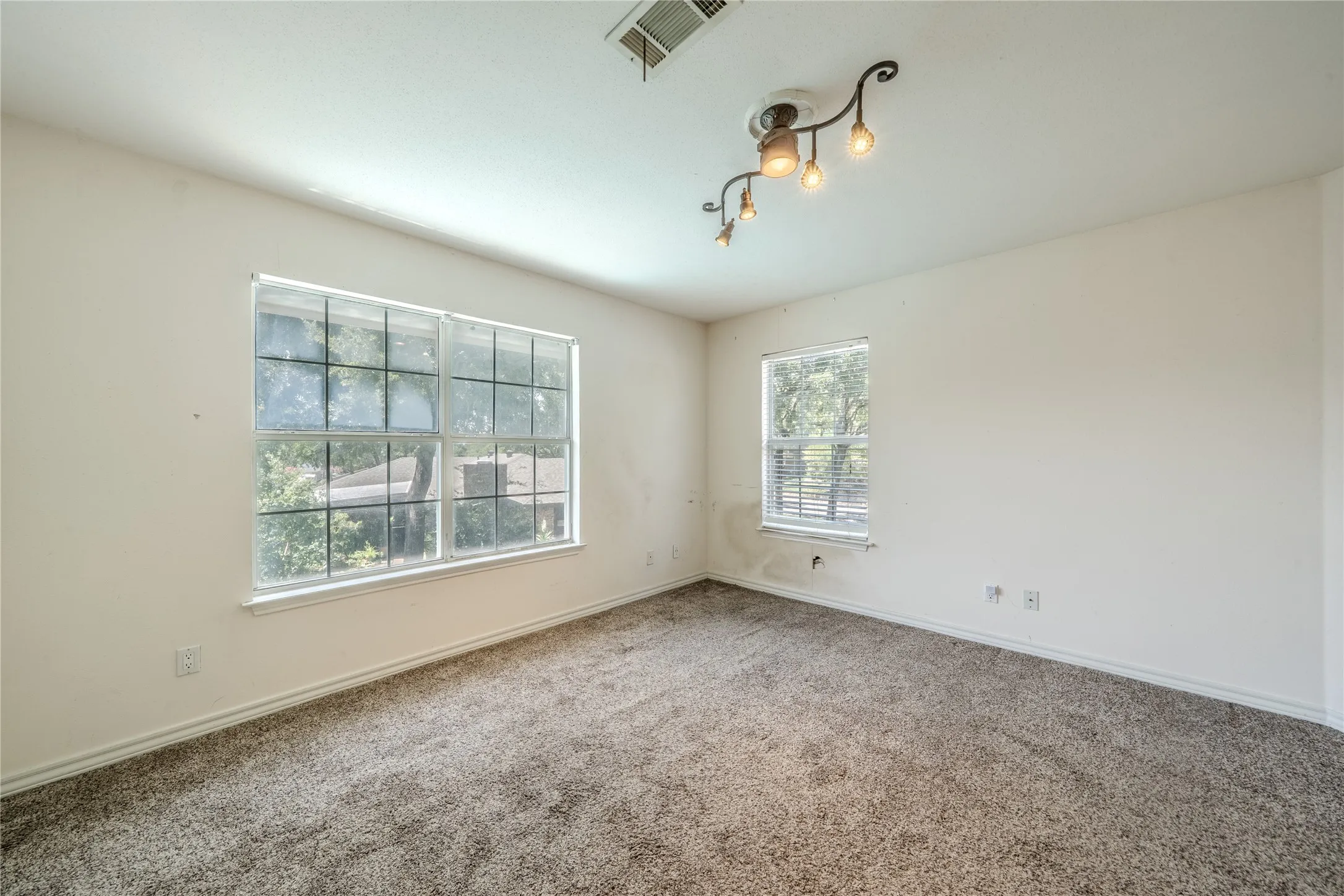 Single Family Residence For Sale in Tarrant County , 1202 Driftwood Drive, Euless, Texas 76040, 5 Bedroom, 4 Bathroom, 2 Garage spaces, 3,143 Sqft, built in 1962, mls#21361250, Real Estate Agent in Euless, Homes For Sale in Tarrant county, Homes For Sale in Euless, Realtor in Euless Texas, Real Estate Brokerage Independent Realty Texas, Luminita Cordes Realtor