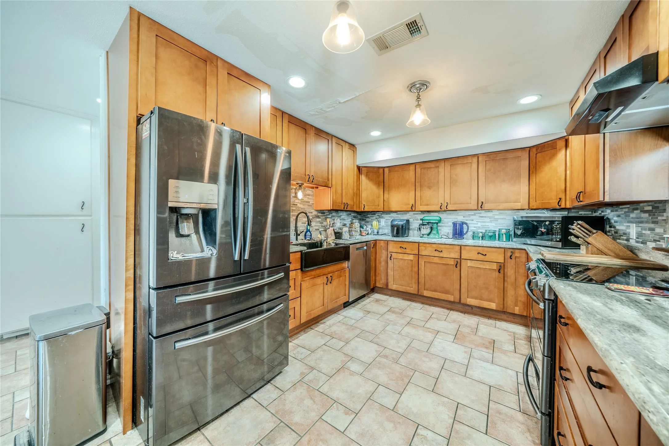 Single Family Residence For Sale in Tarrant County , 1202 Driftwood Drive, Euless, Texas 76040, 5 Bedroom, 4 Bathroom, 2 Garage spaces, 3,143 Sqft, built in 1962, mls#21361250, Real Estate Agent in Euless, Homes For Sale in Tarrant county, Homes For Sale in Euless, Realtor in Euless Texas, Real Estate Brokerage Independent Realty Texas, Luminita Cordes Realtor
