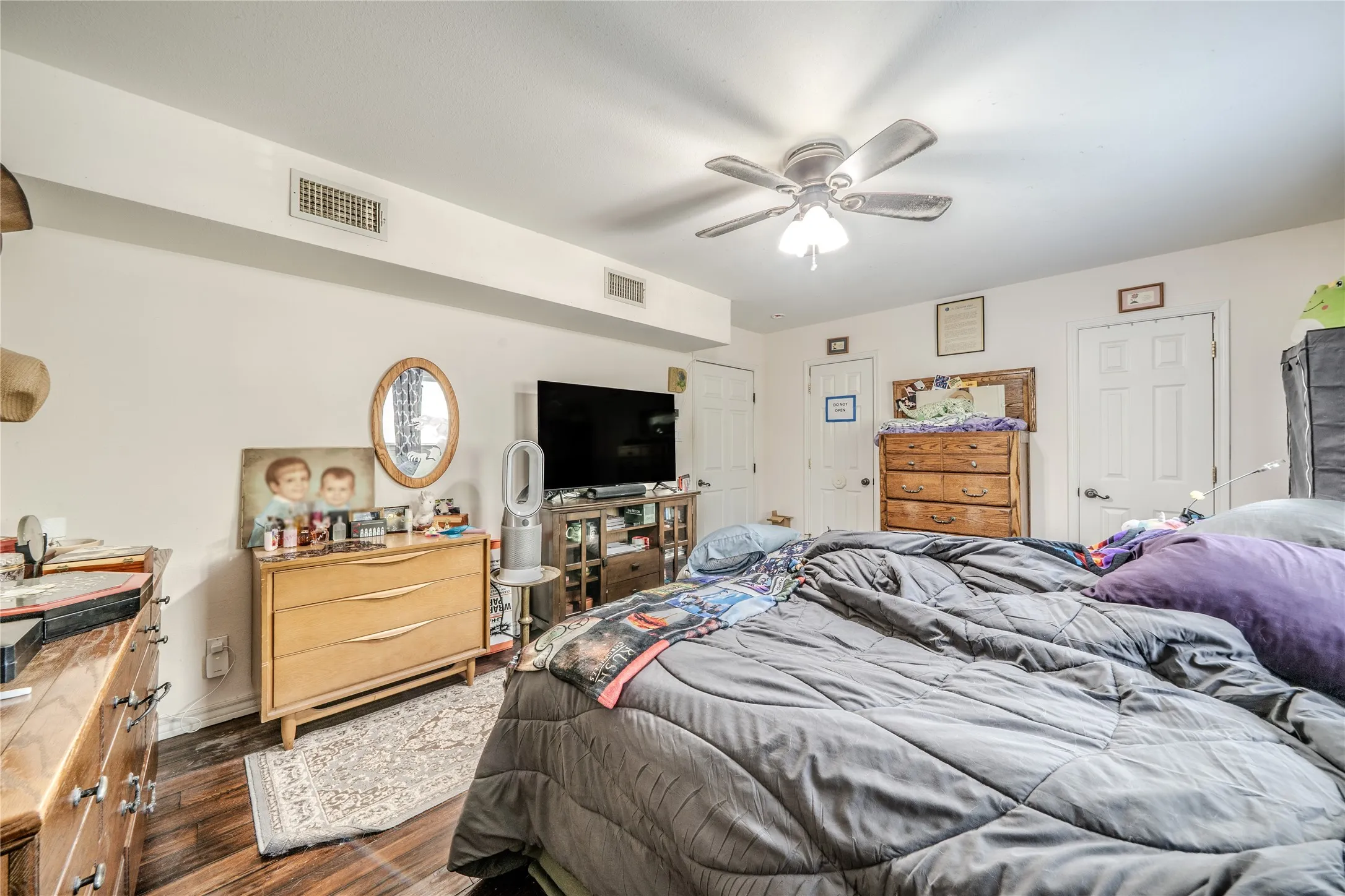 Single Family Residence For Sale in Tarrant County , 1202 Driftwood Drive, Euless, Texas 76040, 5 Bedroom, 4 Bathroom, 2 Garage spaces, 3,143 Sqft, built in 1962, mls#21361250, Real Estate Agent in Euless, Homes For Sale in Tarrant county, Homes For Sale in Euless, Realtor in Euless Texas, Real Estate Brokerage Independent Realty Texas, Luminita Cordes Realtor