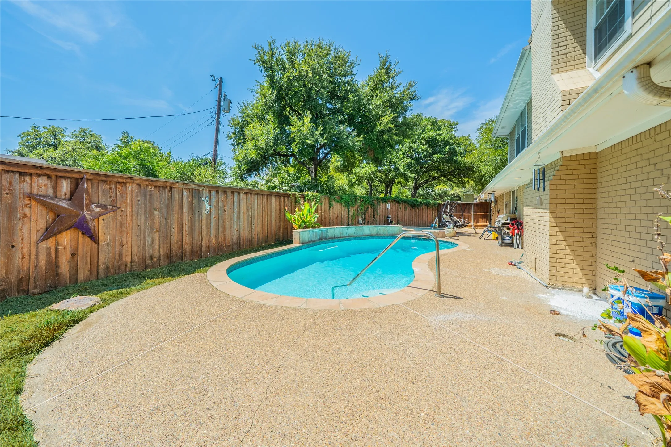 Single Family Residence For Sale in Tarrant County , 1202 Driftwood Drive, Euless, Texas 76040, 5 Bedroom, 4 Bathroom, 2 Garage spaces, 3,143 Sqft, built in 1962, mls#21361250, Real Estate Agent in Euless, Homes For Sale in Tarrant county, Homes For Sale in Euless, Realtor in Euless Texas, Real Estate Brokerage Independent Realty Texas, Luminita Cordes Realtor