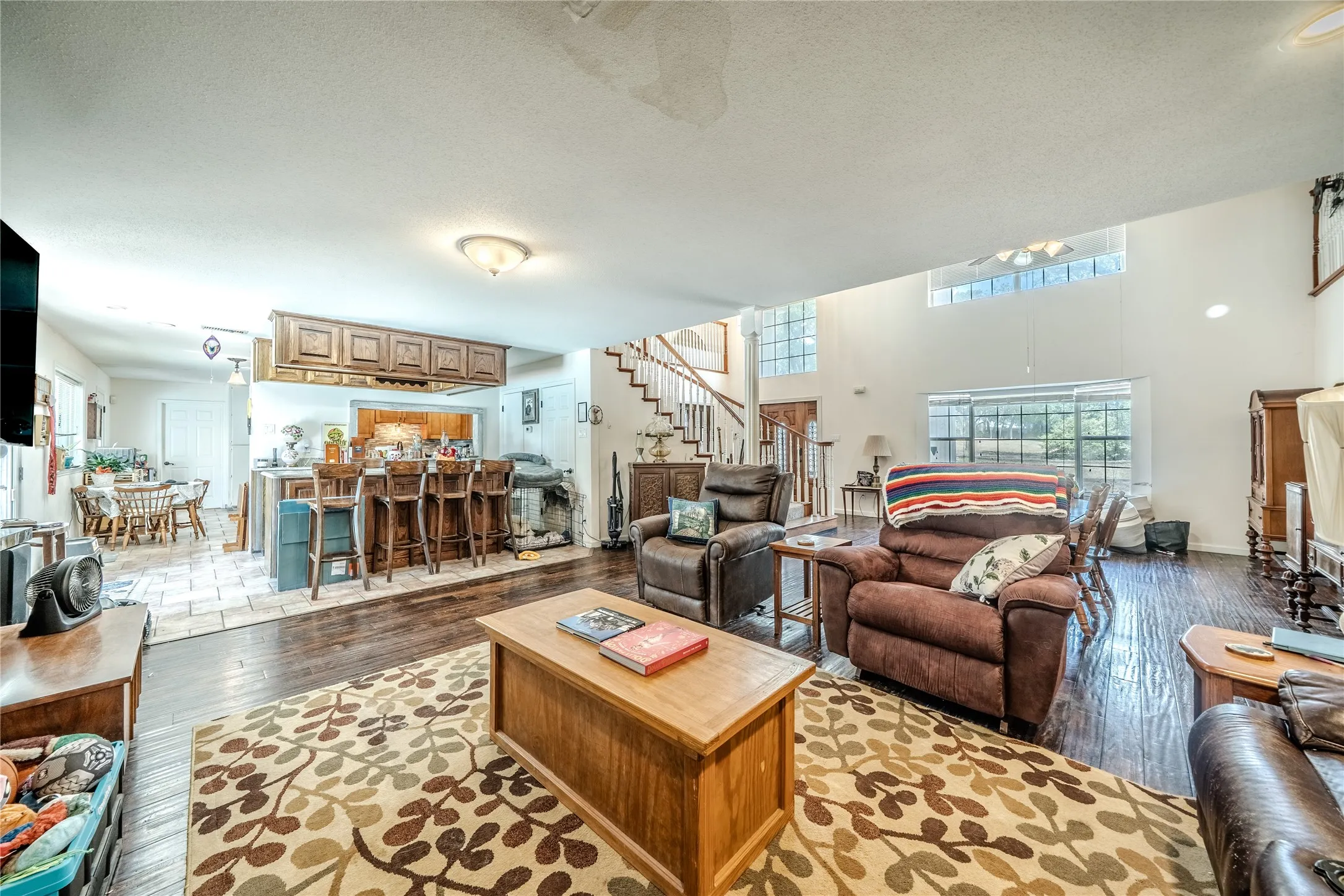 Single Family Residence For Sale in Tarrant County , 1202 Driftwood Drive, Euless, Texas 76040, 5 Bedroom, 4 Bathroom, 2 Garage spaces, 3,143 Sqft, built in 1962, mls#21361250, Real Estate Agent in Euless, Homes For Sale in Tarrant county, Homes For Sale in Euless, Realtor in Euless Texas, Real Estate Brokerage Independent Realty Texas, Luminita Cordes Realtor