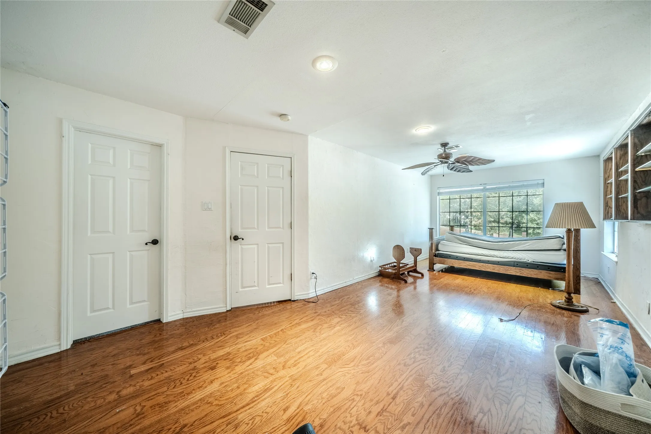 Single Family Residence For Sale in Tarrant County , 1202 Driftwood Drive, Euless, Texas 76040, 5 Bedroom, 4 Bathroom, 2 Garage spaces, 3,143 Sqft, built in 1962, mls#21361250, Real Estate Agent in Euless, Homes For Sale in Tarrant county, Homes For Sale in Euless, Realtor in Euless Texas, Real Estate Brokerage Independent Realty Texas, Luminita Cordes Realtor
